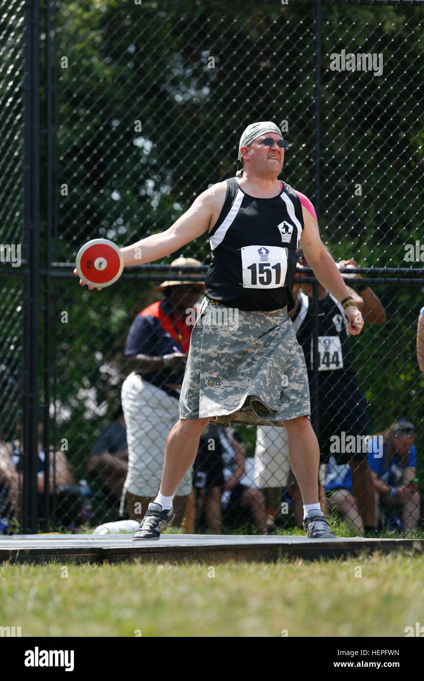 Le sergent vétéran américain. Sean Johnson, Aberdeen, S.D., se prépare à libérer le disque, bien que concurrentes dans le ministère de la Défense 2015 Warrior Jeux au Marine Corps Base Quantico, en Virginie, le 23 juin. La DOD 2015 Warrior Jeux ont lieu du 19 au 28 juin. Les jeux sont une compétition sportive adaptative des blessés, des malades et des blessés militaires et anciens combattants. Environ 250 athlètes représentant les équipes de l'Armée, Marine Corps, la marine, la Force aérienne et le commandement des opérations spéciales, les Forces armées britanniques seront en compétition de tir à l'arc, randonnée à vélo, tir, le volleyball assis, natation, athlétisme en fauteuil roulant et bas Banque D'Images
