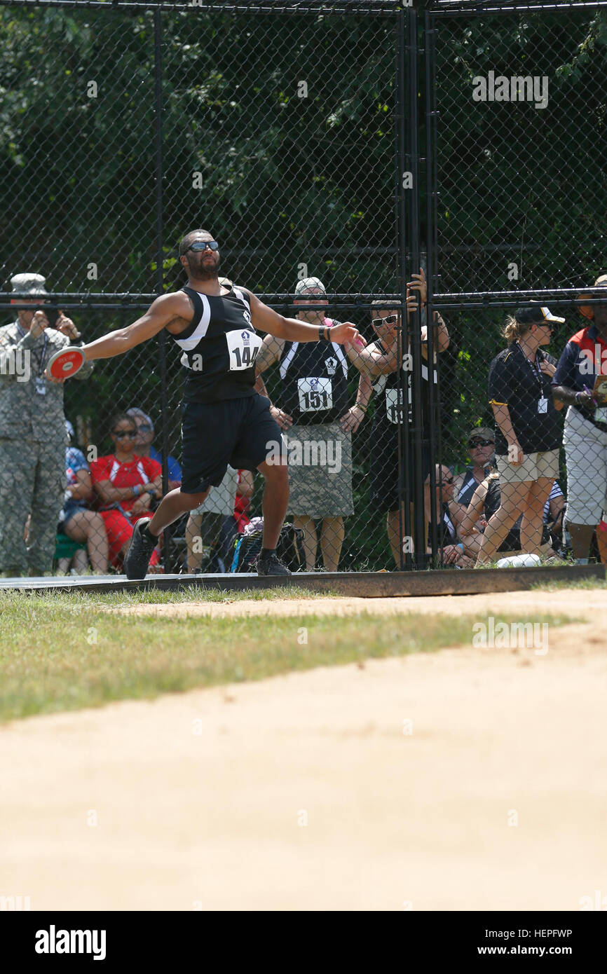 La CPS de l'armée américaine. Atemon Anhony, affecté à l'unité de transition guerrier, Fort Bragg, N.C., est prêt à libérer le disque bien que concurrentes dans le ministère de la Défense 2015 Warrior Jeux au Marine Corps Base Quantico, en Virginie, le 23 juin. La DOD 2015 Warrior Jeux ont lieu du 19 au 28 juin. Les jeux sont une compétition sportive adaptative des blessés, des malades et des blessés militaires et anciens combattants. Environ 250 athlètes représentant les équipes de l'Armée, Marine Corps, la marine, la Force aérienne et le commandement des opérations spéciales, les Forces armées britanniques seront en compétition de tir à l'arc, randonnée à vélo, tir, le volleyball assis, natation, t Banque D'Images