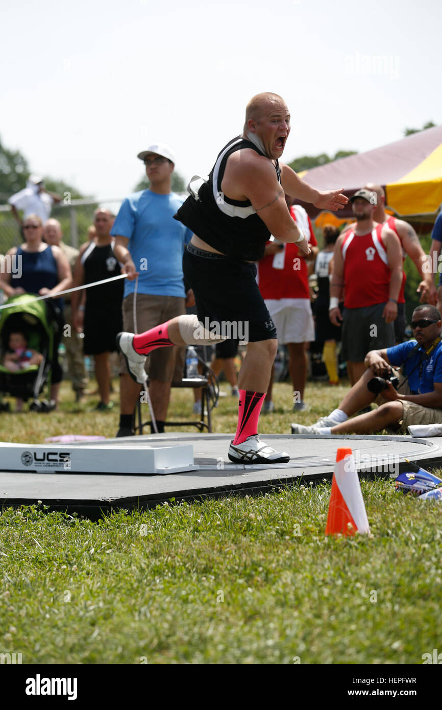 Réserve de l'armée américaine le Sgt. Colton Harms, de Fort Riley, au Kansas, réagit après avoir jeté le lancer du poids au cours de la Ministère de la Défense 2015 Jeux de guerrier au Marine Corps Base Quantico, en Virginie, le 23 juin. La DOD 2015 Warrior Jeux ont lieu du 19 au 28 juin. Les jeux sont une compétition sportive adaptative des blessés, des malades et des blessés militaires et anciens combattants. Environ 250 athlètes représentant les équipes de l'Armée, Marine Corps, la marine, la Force aérienne et le commandement des opérations spéciales, les Forces armées britanniques seront en compétition de tir à l'arc, randonnée à vélo, tir, le volleyball assis, natation, athlétisme et de basket-ball en fauteuil roulant. Banque D'Images