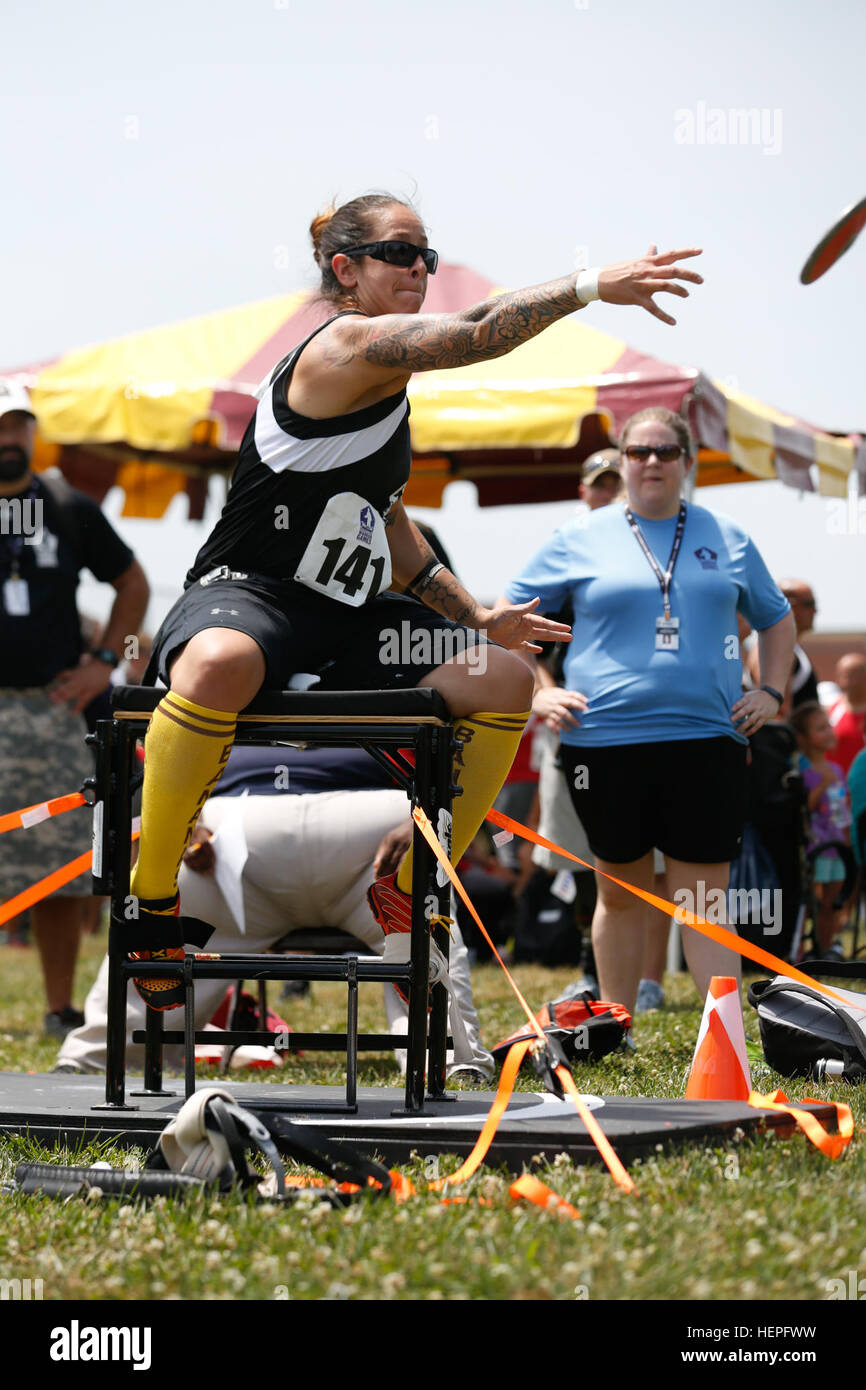 Le sergent de l'armée américaine. Monica Martinez, attribué à Walter Reed Warrior Unité de transition, Bethesda, Md, lance le disque, bien que concurrentes dans le ministère de la Défense 2015 Warrior Jeux au Marine Corps Base Quantico, en Virginie, le 23 juin. Barroquiero est l'un des plus de 40 service actif et athlètes vétérans entraînement à Fort Belvoir à représentent l'équipe armée dans la DOD Jeux guerrier tenue au Marine Corps Base, Quantico, en Virginie, du 19 au 28 juin. La DOD 2015 Jeux de guerrier est un concours sportif adapté des blessés, des malades et des blessés militaires et anciens combattants. Environ 250 athlètes, représentant des équipes de la Banque D'Images