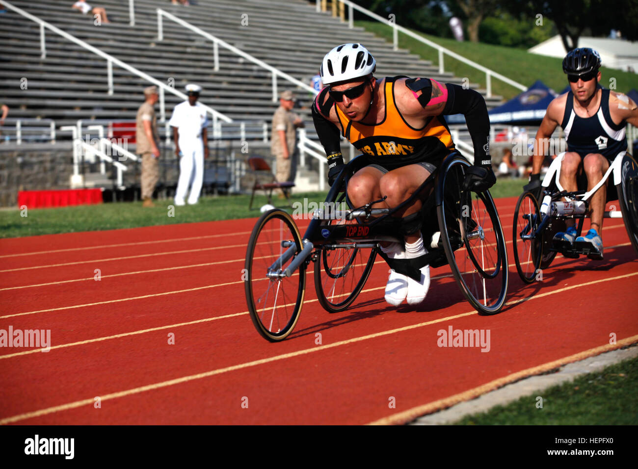 Le sergent de l'armée américaine. Micheal 1ère classe Mcphall, Bethesda, MD, est en compétition dans l'épreuve du 800 mètres en fauteuil roulant à l'événement de la voie du ministère de la Défense 2015 Warrior Jeux au Marine Corps Base Quantico, en Virginie, le 23 juin. La DoD 2015 Warrior Jeux ont lieu du 19 au 28 juin. Les jeux sont une compétition sportive adaptative des blessés, des malades et des blessés militaires et anciens combattants. Environ 250 athlètes représentant les équipes de l'Armée, Marine Corps, la marine, la Force aérienne et le commandement des opérations spéciales, les Forces armées britanniques seront en compétition de tir à l'arc, randonnée à vélo, tir, le volleyball assis, natation, athlétisme et lor Banque D'Images