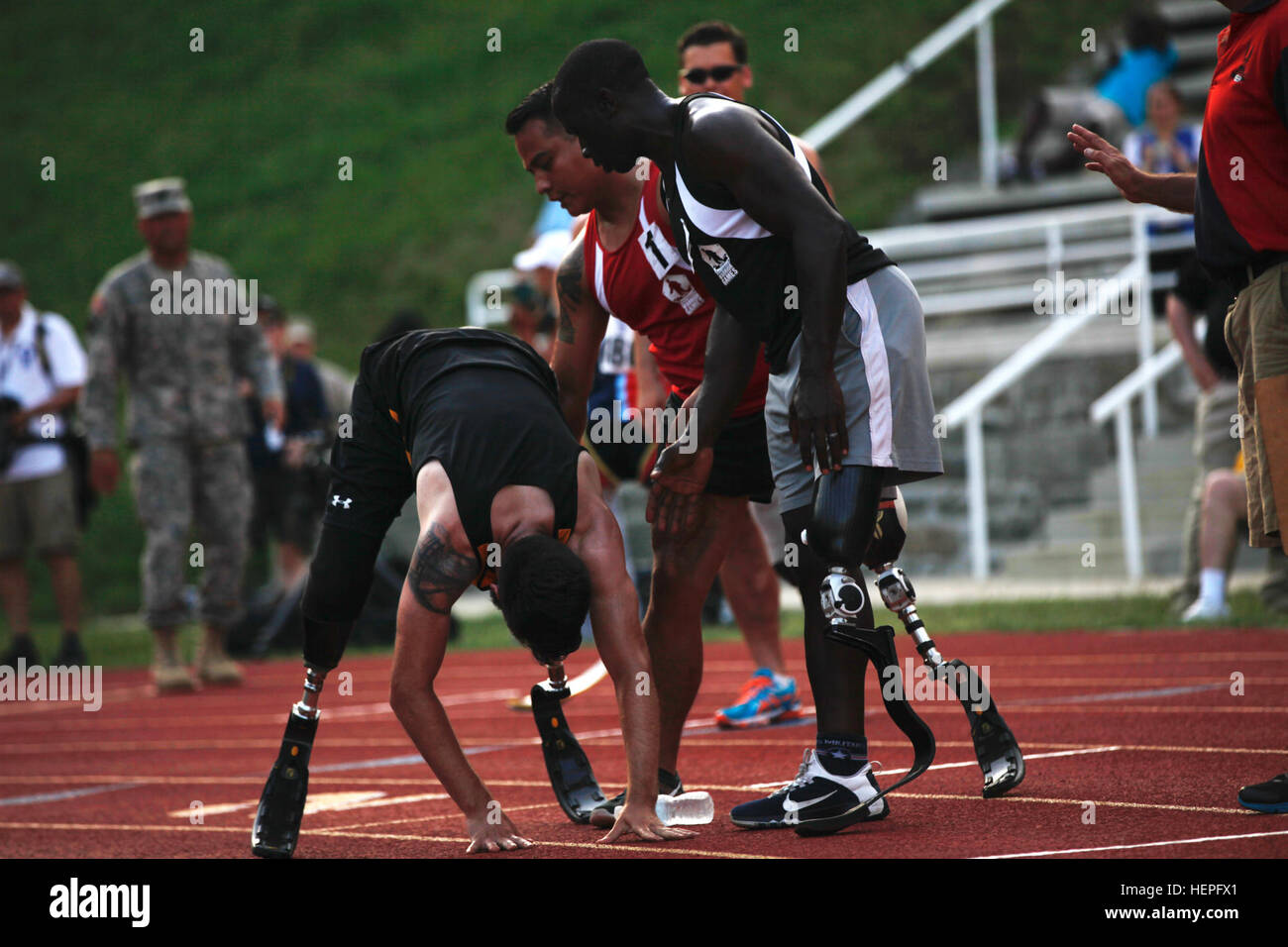 Le sergent vétéran de l'armée américaine. Stefan Leroy, Bethesda, MD, est ainsi aidé jusqu'après qu'il termine le men's 800 mètres au cours de la piste des événements au ministère de la Défense 2015 Jeux de guerrier au Marine Corps Base Quantico, en Virginie, le 23 juin. La DoD 2015 Warrior Jeux ont lieu du 19 au 28 juin. Les jeux sont une compétition sportive adaptative des blessés, des malades et des blessés militaires et anciens combattants. Environ 250 athlètes représentant les équipes de l'Armée, Marine Corps, la marine, la Force aérienne et le commandement des opérations spéciales, les Forces armées britanniques seront en compétition de tir à l'arc, randonnée à vélo, tir, volley-ball, natation, séance Banque D'Images