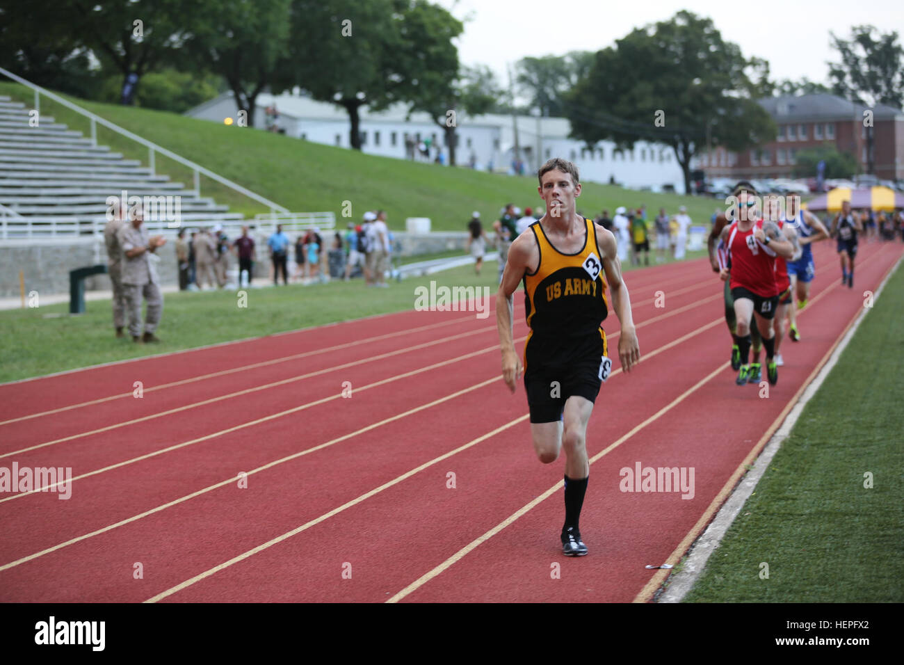 La CPS de l'armée américaine. Terry Cartwright, affecté à la transition guerrier bataillon, Fort Belvoir, Virginie, prend la tête de la Men's 800 mètres au ministère de la Défense 2015 Jeux de guerrier track event au Marine Corps Base Quantico, en Virginie, le 23 juin. La DoD 2015 Warrior Jeux ont lieu du 19 au 28 juin. Les jeux sont une compétition sportive adaptative des blessés, des malades et des blessés militaires et anciens combattants. Environ 250 athlètes représentant les équipes de l'Armée, Marine Corps, la marine, la Force aérienne et le commandement des opérations spéciales, les Forces armées britanniques seront en compétition de tir à l'arc, randonnée à vélo, tir, s'asseoir Banque D'Images