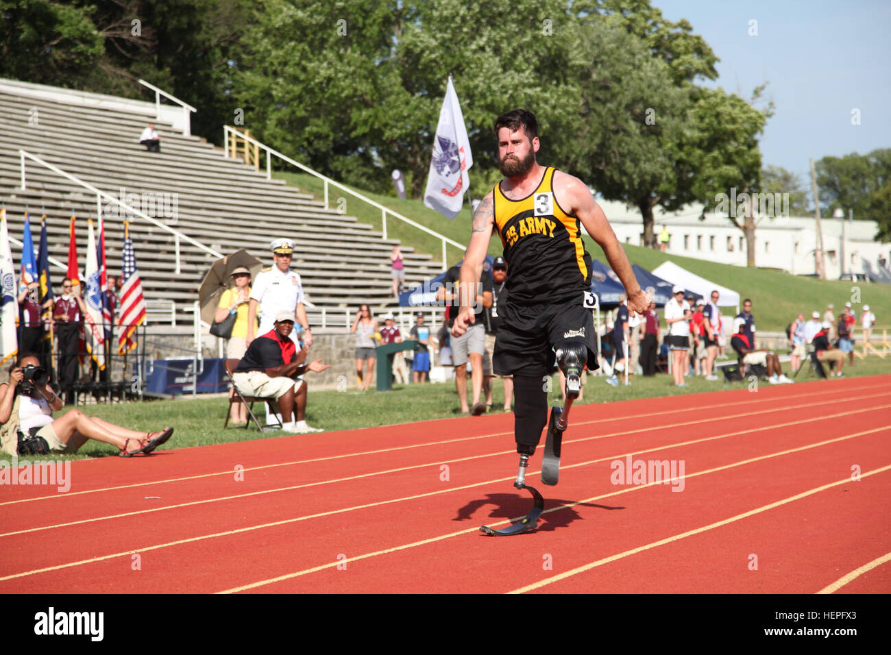 Le sergent vétéran de l'armée américaine. Stefan Leroy, Bethesda, Md, ferme sur la ligne d'arrivée dans la voie du 100 mètres la concurrence au ministère de la Défense 2015 Jeux de guerrier au Marine Corps Base Quantico, en Virginie, le 23 juin. La DoD 2015 Warrior Jeux ont lieu du 19 au 28 juin. Les jeux sont une compétition sportive adaptative des blessés, des malades et des blessés militaires et anciens combattants. Environ 250 athlètes représentant les équipes de l'Armée, Marine Corps, la marine, la Force aérienne et le commandement des opérations spéciales, les Forces armées britanniques seront en compétition de tir à l'arc, randonnée à vélo, tir, le volleyball assis, natation, athlétisme & fie Banque D'Images