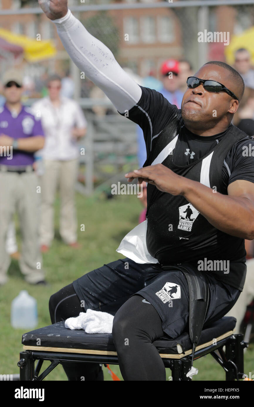 U.S. Army National Guard Le s.. Robert Green, San Antonio, met toute son énergie dans son dernier lancer de la journée au cours de la tenue de l'événement au lancer du ministère de la Défense 2015 Jeux de guerrier, Marine Corps Base, Quantico, 23 juin 2015. La DOD 2015 Warrior Jeux ont lieu du 19 au 28 juin. Les Jeux sont une compétition sportive adaptative des blessés, des malades et des blessés militaires et anciens combattants. Environ 250 athlètes, représentant les équipes de l'Armée, Marine Corps, la marine, la Force aérienne et le commandement des opérations spéciales, les Forces armées britanniques seront en compétition de tir à l'arc, randonnée à vélo, terrain, tir, assis vol Banque D'Images