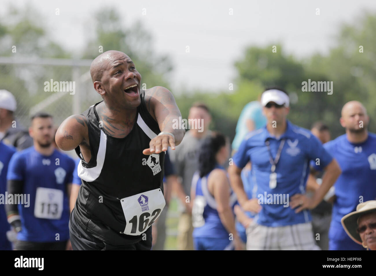 Le sergent de l'armée américaine. 1re classe Michael Smith, Little Rock, Ark., met toute son énergie dans son deuxième lancer du jour au cours de l'événement au lancer du ministère de la Défense 2015 Jeux de guerrier, Marine Corps Base, Quantico, 23 juin 2015. La DOD 2015 Warrior Jeux ont lieu du 19 au 28 juin. Les Jeux sont une compétition sportive adaptative des blessés, des malades et des blessés militaires et anciens combattants. Environ 250 athlètes, représentant les équipes de l'Armée, Marine Corps, la marine, la Force aérienne et le commandement des opérations spéciales, les Forces armées britanniques seront en compétition de tir à l'arc, randonnée à vélo, terrain, tir, assis volle Banque D'Images