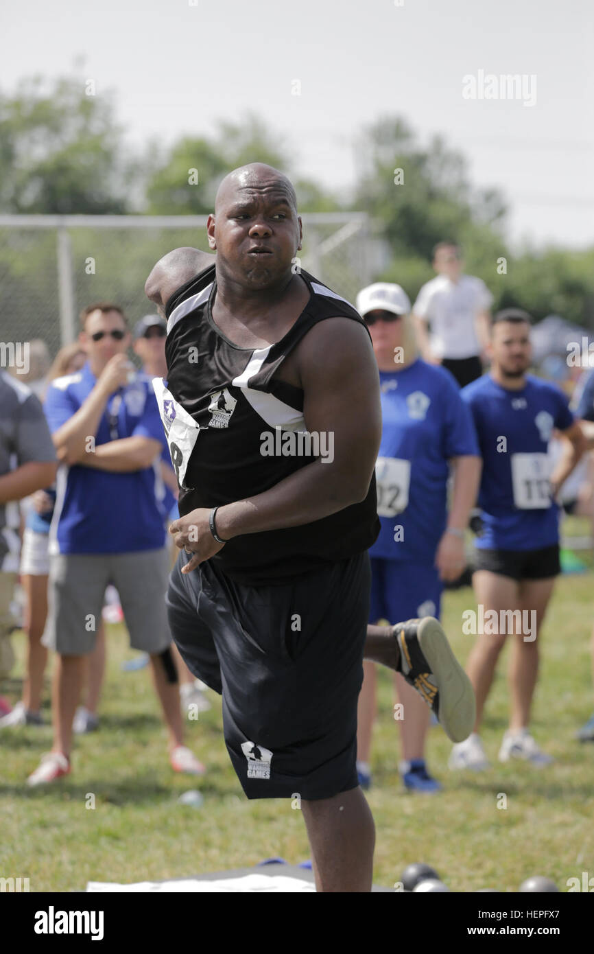Vétéran de l'armée américaine de la CPS. Haywood, plage de San Antonio, met toute son énergie dans son deuxième lancer du jour au cours de l'événement au lancer du ministère de la Défense 2015 Jeux de guerrier, Marine Corps Base, Quantico, 23 juin 2015. La DOD 2015 Warrior Jeux ont lieu du 19 au 28 juin. Les Jeux sont une compétition sportive adaptative des blessés, des malades et des blessés militaires et anciens combattants. Environ 250 athlètes, représentant les équipes de l'Armée, Marine Corps, la marine, la Force aérienne et le commandement des opérations spéciales, les Forces armées britanniques seront en compétition de tir à l'arc, randonnée à vélo, terrain, tir, le volleyball assis, s Banque D'Images