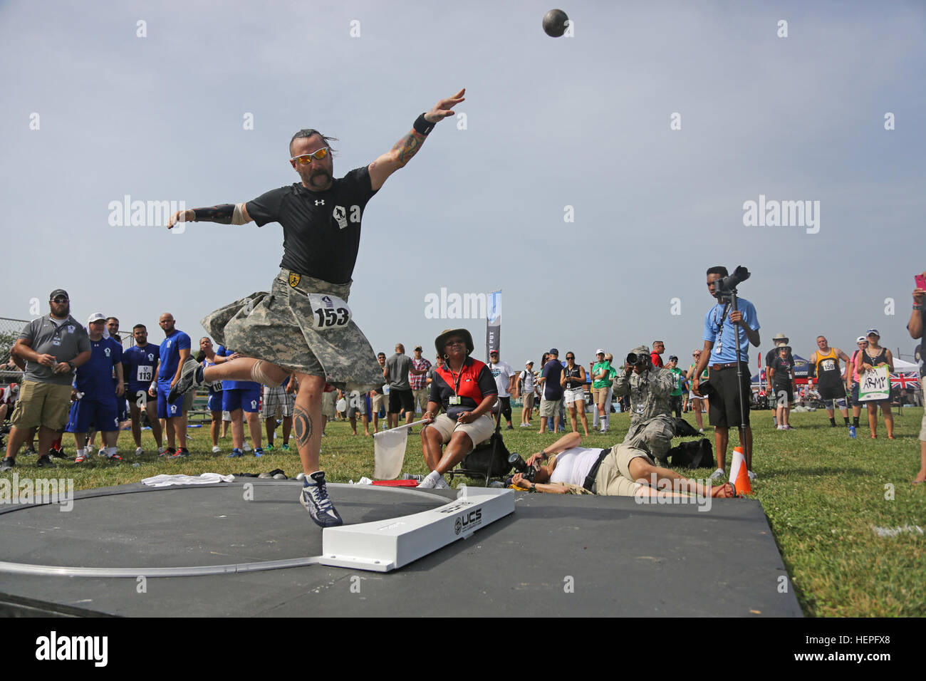 Vétéran de l'armée américaine le s.. Andy McCaffrey, Arlington, Va., met toute son énergie dans son lancer au cours de l'événement au lancer du ministère de la Défense 2015 Jeux de guerrier, Marine Corps Base, Quantico, 23 juin 2015. La DOD 2015 Warrior Jeux ont lieu du 19 au 28 juin. Les Jeux sont une compétition sportive adaptative des blessés, des malades et des blessés militaires et anciens combattants. Environ 250 athlètes, représentant les équipes de l'Armée, Marine Corps, la marine, la Force aérienne et le commandement des opérations spéciales, les Forces armées britanniques seront en compétition de tir à l'arc, randonnée à vélo, terrain, tir, volley-ball, natation, séance Banque D'Images