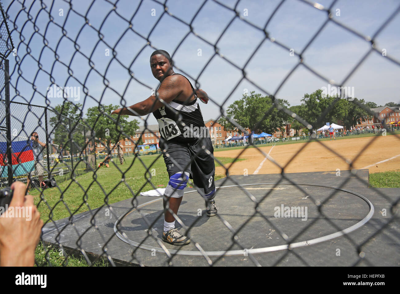Le sergent vétéran de l'armée américaine. Monica Southhall, Henrico, Virginie s'apprête à la jeter au cours de la discus discus femmes événement au ministère de la Défense 2015 Jeux de guerrier, Marine Corps Base, Quantico, 23 juin 2015. La DOD 2015 Warrior Jeux ont lieu du 19 au 28 juin. Les Jeux sont une compétition sportive adaptative des blessés, des malades et des blessés militaires et anciens combattants. Environ 250 athlètes, représentant les équipes de l'Armée, Marine Corps, la marine, la Force aérienne et le commandement des opérations spéciales, les Forces armées britanniques seront en compétition de tir à l'arc, randonnée à vélo, terrain de volleyball assis, tir, natation, athlétisme, un Banque D'Images