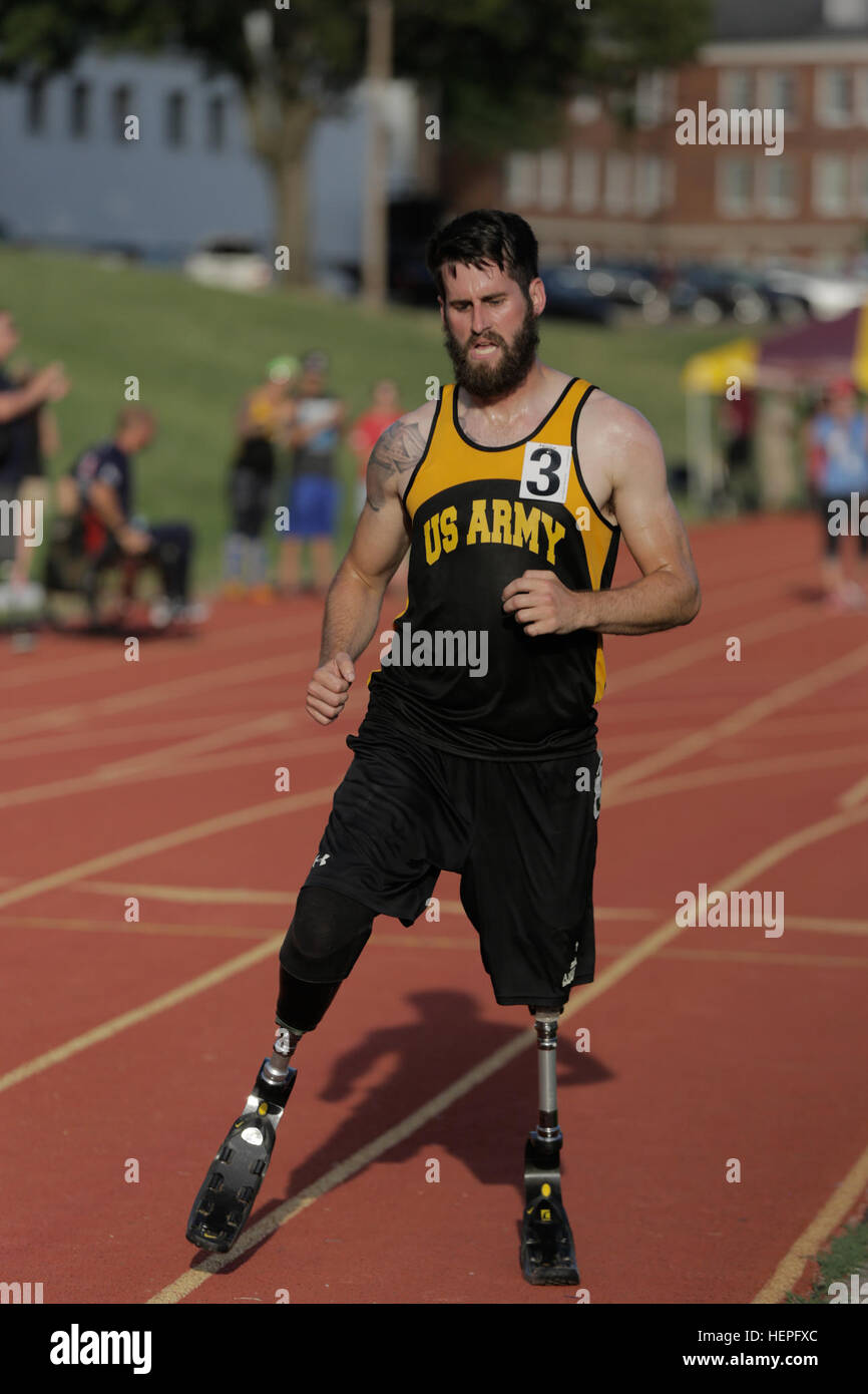 Le sergent vétéran de l'armée américaine. Stefan Leroy, Bethesda, Md, met toute son énergie dans son dernier tour au cours de la Men's track event au ministère de la Défense 2015 Jeux de guerrier, Marine Corps Base Quantico, en Virginie, le 23 juin. La DOD 2015 Warrior Jeux ont lieu du 19 au 28 juin. Les jeux sont une compétition sportive adaptative des blessés, des malades et des blessés militaires et anciens combattants. Environ 250 athlètes, représentant les équipes de l'Armée, Marine Corps, la marine, la Force aérienne et le commandement des opérations spéciales, les Forces armées britanniques seront en compétition de tir à l'arc, randonnée à vélo, terrain, tir, le volleyball assis, natation, athlétisme et w Banque D'Images