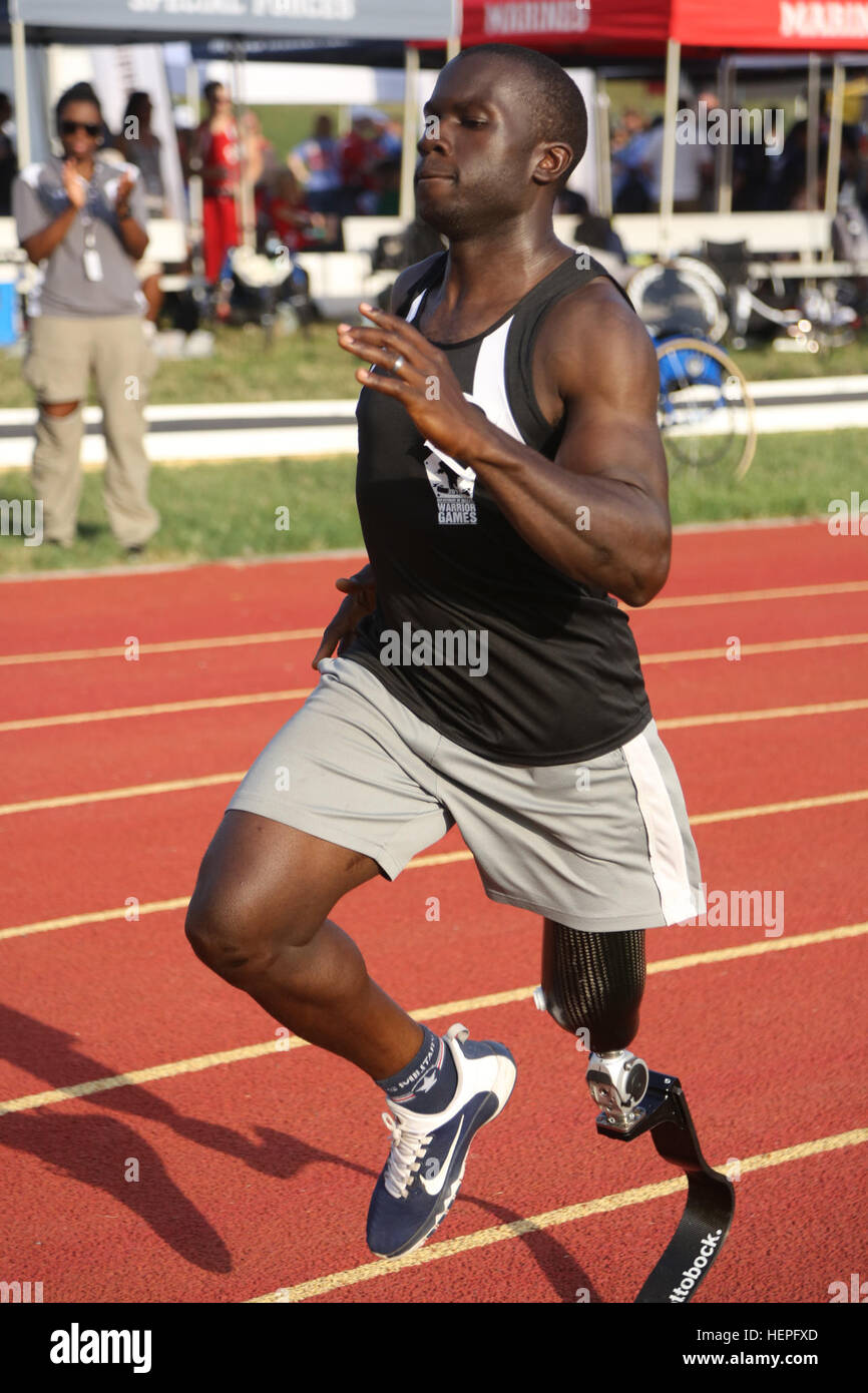Vétéran de l'armée américaine sera le capitaine Reynolds, Bethesda, Md, mène la course dans sa catégorie au cours de la piste à l'événement 2015 Ministère de la Défense Jeux de guerrier, Marine Corps Base Quantico, en Virginie, le 23 juin. La DOD 2015 Warrior Jeux ont lieu du 19 au 28 juin. Les jeux sont une compétition sportive adaptative des blessés, des malades et des blessés militaires et anciens combattants. Environ 250 athlètes, représentant les équipes de l'Armée, Marine Corps, la marine, la Force aérienne et le commandement des opérations spéciales, les Forces armées britanniques seront en compétition de tir à l'arc, randonnée à vélo, terrain, tir, le volleyball assis, natation, athlétisme et wheelchai Banque D'Images