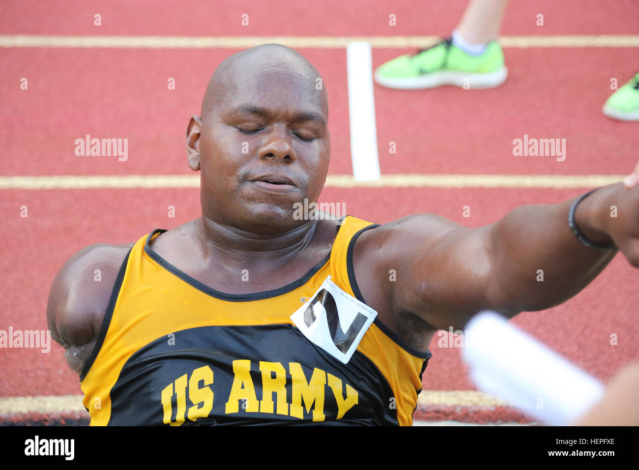Vétéran de l'armée américaine de la CPS. Gamme Haywood, San Antonio, Texas, a besoin d'aide pour se lever après qu'il termine sa course pendant la compétition à la voie du ministère de la Défense 2015 Jeux de guerrier, Marine Corps Base Quantico, en Virginie, le 23 juin. La DOD 2015 Warrior Jeux ont lieu du 19 au 28 juin. Les jeux sont une compétition sportive adaptative des blessés, des malades et des blessés militaires et anciens combattants. Environ 250 athlètes, représentant les équipes de l'Armée, Marine Corps, la marine, la Force aérienne et le commandement des opérations spéciales, les Forces armées britanniques seront en compétition de tir à l'arc, randonnée à vélo, terrain, tir, assis volleyb Banque D'Images