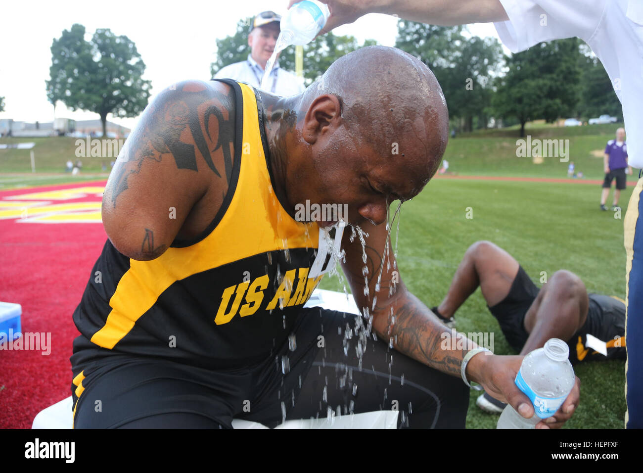 Le sergent de l'armée américaine. 1re classe Michael Smith, Little Rock, Ark., quelqu'un a-t-il verser de l'eau sur la tête et le cou pour se rafraîchir après qu'il ait terminé sa course pendant la compétition à la voie du ministère de la Défense 2015 Jeux de guerrier, Marine Corps Base Quantico, en Virginie, le 23 juin. La DOD 2015 Warrior Jeux ont lieu du 19 au 28 juin. Les jeux sont une compétition sportive adaptative des blessés, des malades et des blessés militaires et anciens combattants. Environ 250 athlètes, représentant les équipes de l'Armée, Marine Corps, la marine, la Force aérienne et le commandement des opérations spéciales, les Forces armées britanniques seront en compétition de tir à l'arc, randonnée à vélo, fi Banque D'Images
