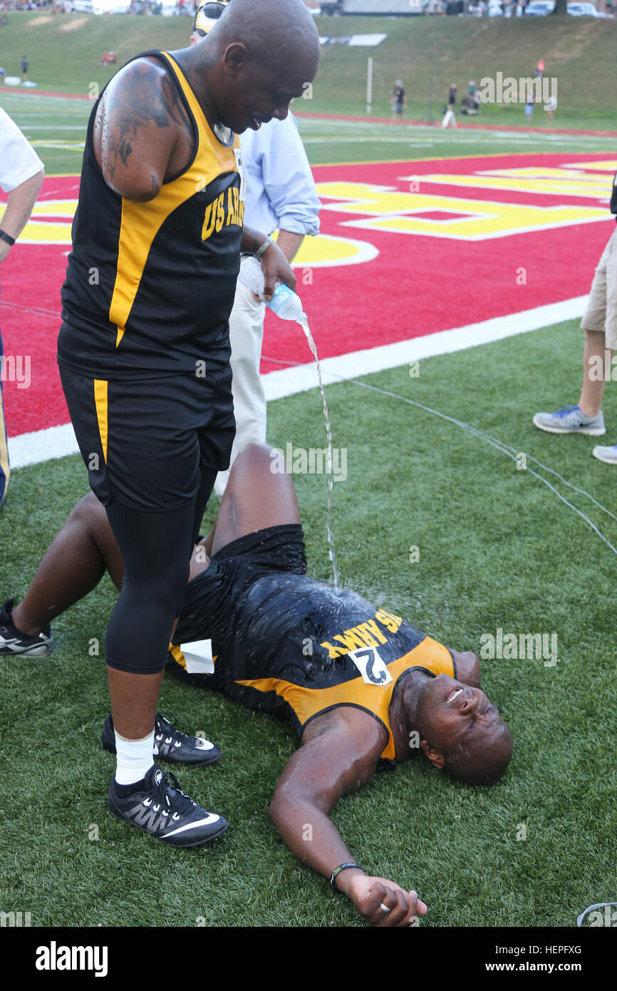 Le sergent de l'armée américaine. 1re classe Michael Smith, Little Rock, Ark., verse de l'eau sur ancien combattant de la CPS. Gamme Haywood, San Antonio, Texas, après avoir fini leur course pendant la compétition à la voie du ministère de la Défense 2015 Jeux de guerrier, Marine Corps Base Quantico, en Virginie, le 23 juin. La DOD 2015 Warrior Jeux ont lieu du 19 au 28 juin. Les jeux sont une compétition sportive adaptative des blessés, des malades et des blessés militaires et anciens combattants. Environ 250 athlètes, représentant les équipes de l'Armée, Marine Corps, la marine, la Force aérienne et le commandement des opérations spéciales, les Forces armées britanniques seront en compétition dans le tir à l'ARC Banque D'Images