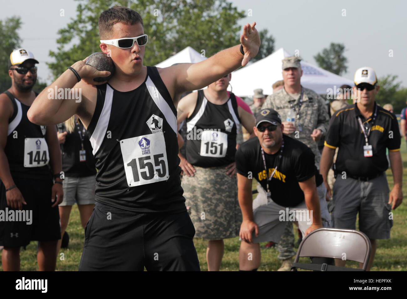 Le caporal de l'armée américaine. Matthieu Mueller, affecté à l'unité de transition guerrier, Fort Carson, Colorado, se prépare à lancer son poids au cours de l'événement sur le terrain au Ministère de la Défense 2015 Jeux de guerrier au Marine Corps Base Quantico, en Virginie, le 23 juin. La DOD 2015 Warrior Jeux ont lieu à partir de juin 19-28. Les jeux sont une compétition sportive adaptative des blessés, des malades et des blessés militaires et anciens combattants. Environ 250 athlètes représentant les équipes de l'Armée, Marine Corps, la marine, la Force aérienne et le commandement des opérations spéciales, les Forces armées britanniques seront en compétition de tir à l'arc, randonnée à vélo, tir, assis vol Banque D'Images