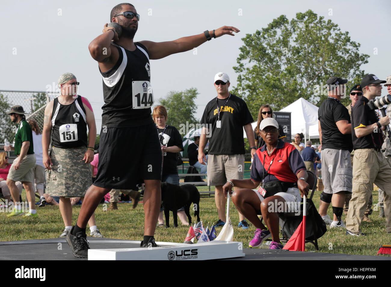 La CPS de l'armée américaine. Anthony Atemon, affecté à l'unité de transition guerrier, Fort Bragg, N.C., se prépare à lancer le lancer du poids au cours de la concurrence sur le terrain au Ministère de la Défense 2015 Jeux de guerrier au Marine Corps Base Quantico, en Virginie, le 23 juin. La DOD 2015 Warrior Jeux ont lieu à partir de juin 19-28. Les jeux sont une compétition sportive adaptative des blessés, des malades et des blessés militaires et anciens combattants. Environ 250 athlètes représentant les équipes de l'Armée, Marine Corps, la marine, la Force aérienne et le commandement des opérations spéciales, les Forces armées britanniques seront en compétition de tir à l'arc, randonnée à vélo, tir, assis Banque D'Images