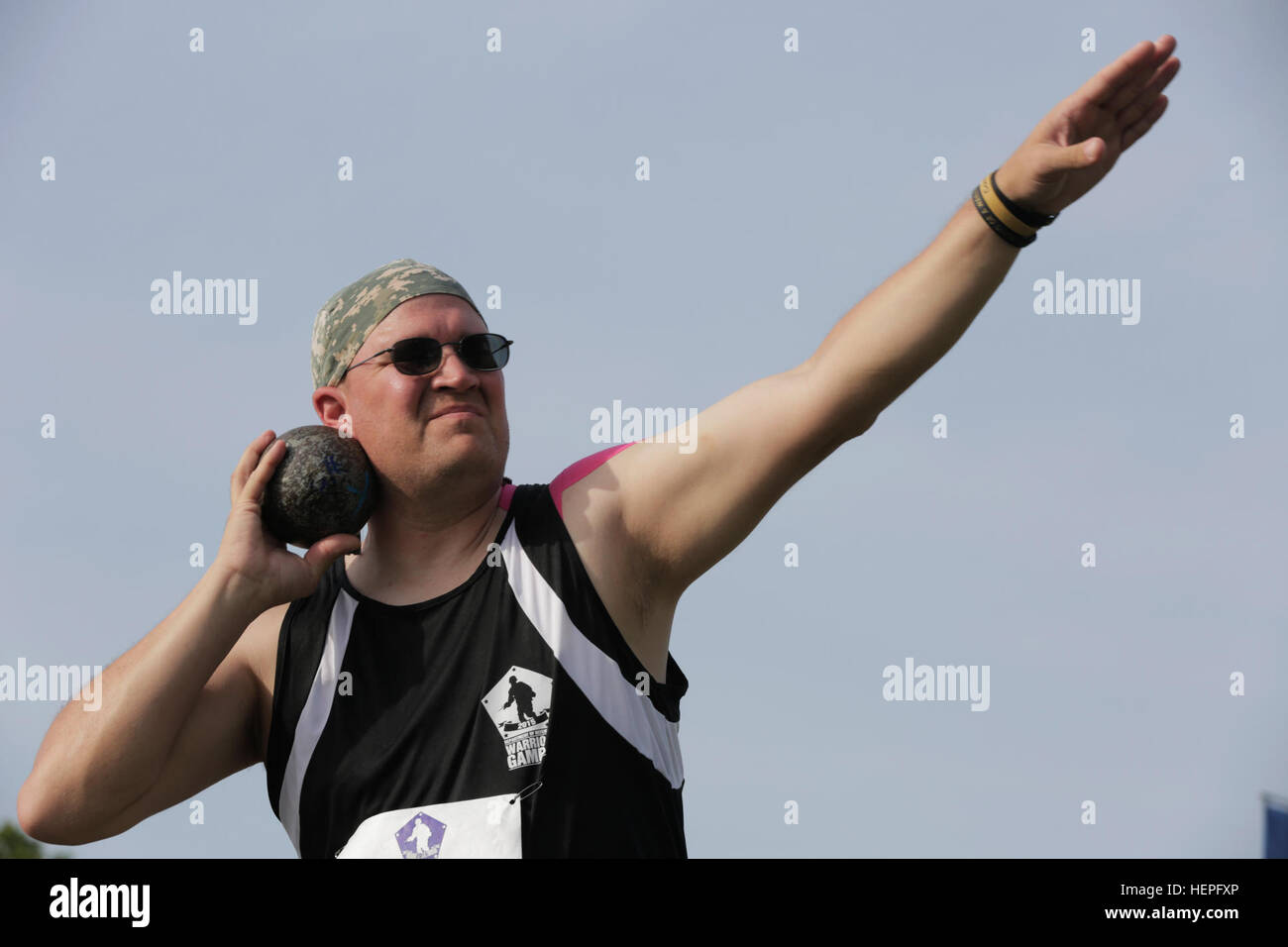 Vétéran de l'armée américaine le s.. Sean Johnson, d'Aberdeen, S.D., se prépare à lancer le lancer du poids au cours de l'événement sur le terrain au Ministère de la Défense 2015 Jeux de guerrier au Marine Corps Base Quantico, en Virginie, le 23 juin. La DOD 2015 Warrior Jeux ont lieu à partir de juin 19-28. Les jeux sont une compétition sportive adaptative des blessés, des malades et des blessés militaires et anciens combattants. Environ 250 athlètes représentant les équipes de l'Armée, Marine Corps, la marine, la Force aérienne et le commandement des opérations spéciales, les Forces armées britanniques seront en compétition de tir à l'arc, randonnée à vélo, tir, le volleyball assis, natation, athlétisme & fi Banque D'Images
