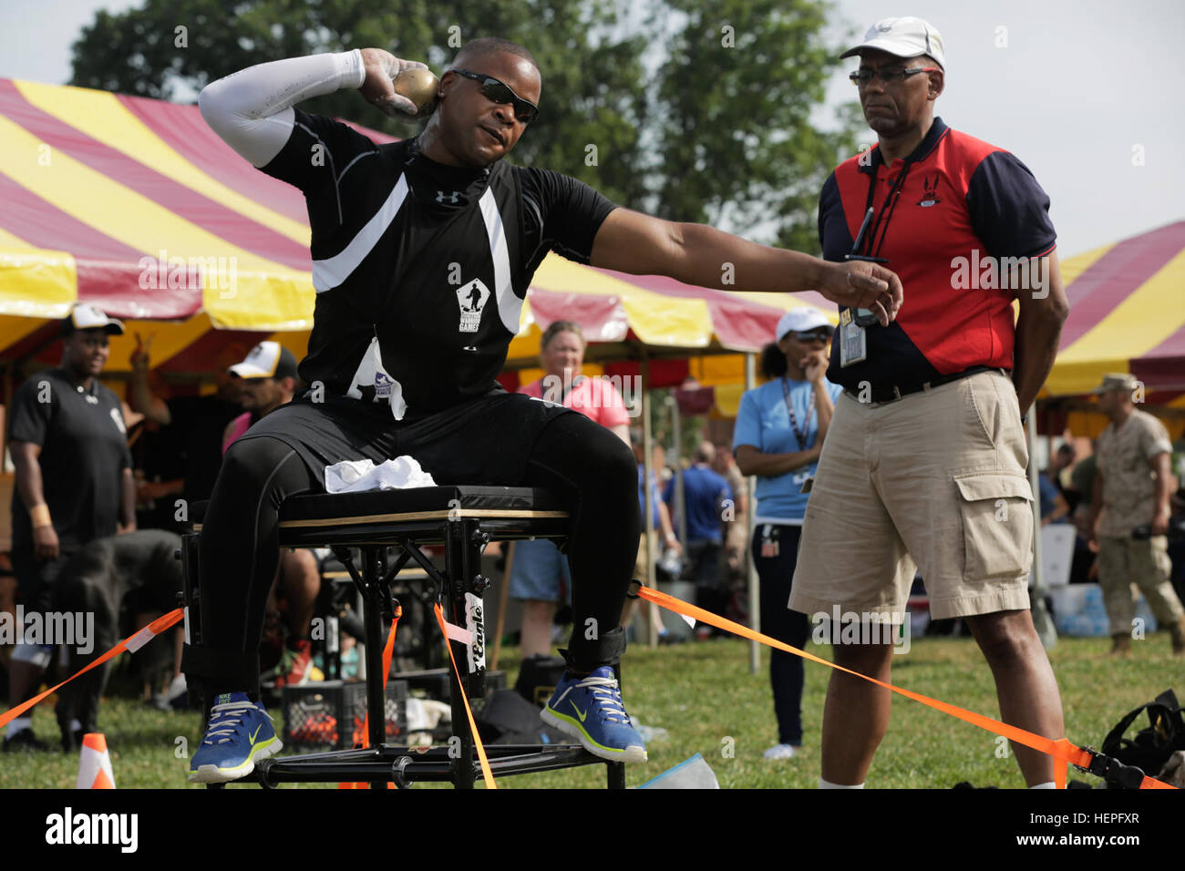 U.S. Army National Guard Le s.. Robert Green, San Antonio, se prépare à lancer le lancer du poids pendant le événement au ministère de la Défense 2015 Jeux de guerrier au Marine Corps Base Quantico, en Virginie, le 23 juin 2015. La DOD 2015 Warrior Jeux ont lieu à partir de juin 19-28. Les jeux sont une compétition sportive adaptative des blessés, des malades et des blessés militaires et anciens combattants. Environ 250 athlètes représentant les équipes de l'Armée, Marine Corps, la marine, la Force aérienne et le commandement des opérations spéciales, les Forces armées britanniques seront en compétition de tir à l'arc, randonnée à vélo, tir, le volleyball assis, natation, tr Banque D'Images