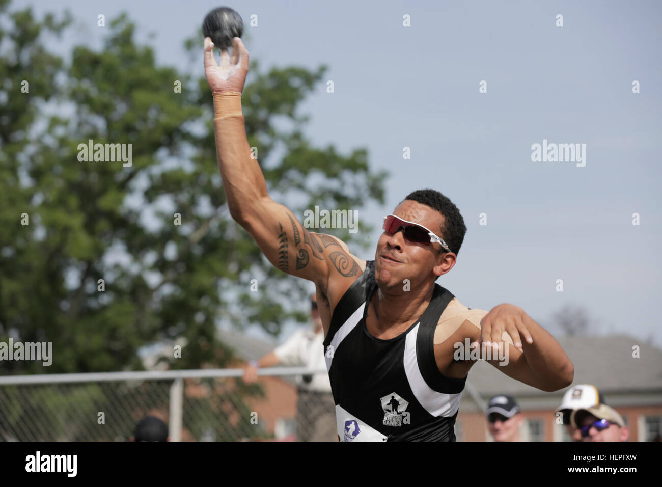 Le sergent de l'armée américaine. Blake Johnson, affecté à l'unité de transition guerrier Walter Reed, Bethesda, Md, utilise toute son énergie à la formation et à jeter le poids au cours de l'événement sur le terrain au Ministère de la Défense 2015 Jeux de guerrier au Marine Corps Base Quantico, en Virginie, le 23 juin. La DOD 2015 Warrior Jeux ont lieu à partir de juin 19-28. Les jeux sont une compétition sportive adaptative des blessés, des malades et des blessés militaires et anciens combattants. Environ 250 athlètes représentant les équipes de l'Armée, Marine Corps, la marine, la Force aérienne et le commandement des opérations spéciales, les Forces armées britanniques seront en compétition de tir à l'ARC, c Banque D'Images