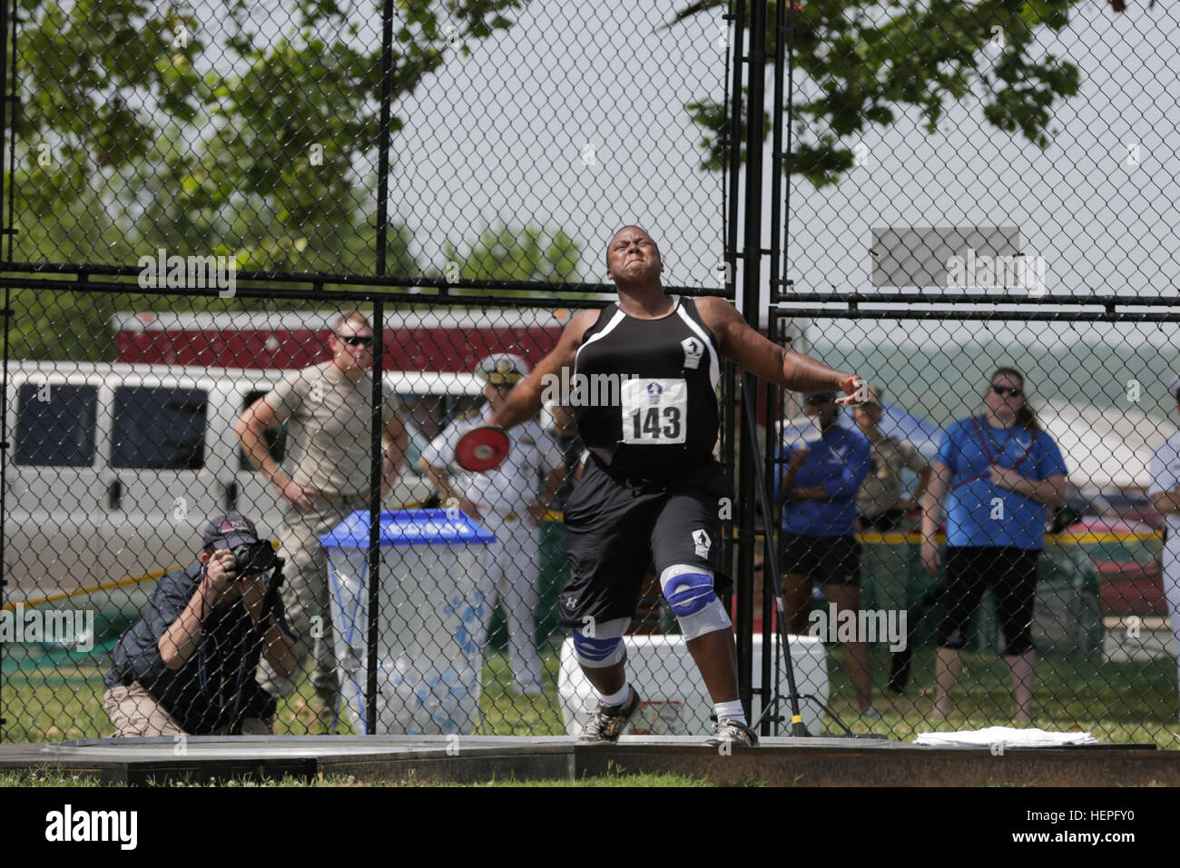 Vétéran de l'armée américaine le s.. Monica Southall, de Henrico, en Virginie, se prépare à lancer le disque au cours de l'événement sur le terrain au Ministère de la Défense 2015 Jeux de guerrier au Marine Corps Base Quantico, en Virginie, le 23 juin. La DOD 2015 Warrior Jeux ont lieu à partir de juin 19-28. Les jeux sont une compétition sportive adaptative des blessés, des malades et des blessés militaires et anciens combattants. Environ 250 athlètes représentant les équipes de l'Armée, Marine Corps, la marine, la Force aérienne et le commandement des opérations spéciales, les Forces armées britanniques seront en compétition de tir à l'arc, randonnée à vélo, tir, le volleyball assis, natation, athlétisme & fie Banque D'Images