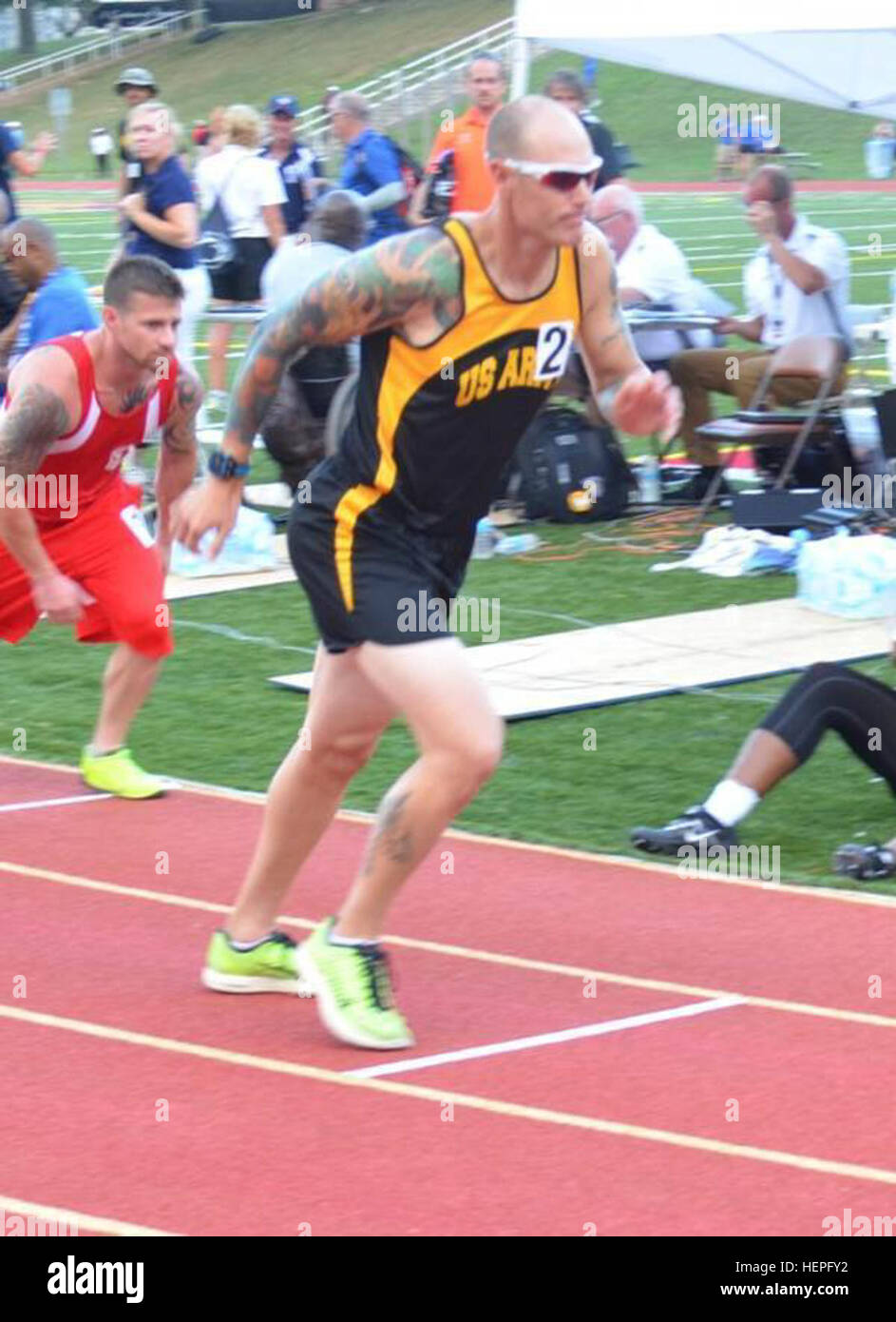 Le capitaine Steven Bortle, membre de l'US Army National Guard de Pearl City, Texas, est à l'arrêt dans sa course des 800 mètres tourner à la Ministère de la Défense 2015 Jeux de guerrier, Marine Corps Base Quantico, en Virginie, le 23 juin. Bortle, qui a gagné la chaleur pour l'armée, l'équipe est également la formation pour le Triathlon d'Honolulu et s'efforce d'achever un Ironman. La DOD Jeux guerrier courir à travers le 28 juin et sont un concours sportif adapté des blessés, des malades et des blessés militaires et anciens combattants. Environ 250 athlètes, représentant les équipes de l'Armée, Marine Corps, la marine, la Force aérienne, opérations spéciales C Banque D'Images