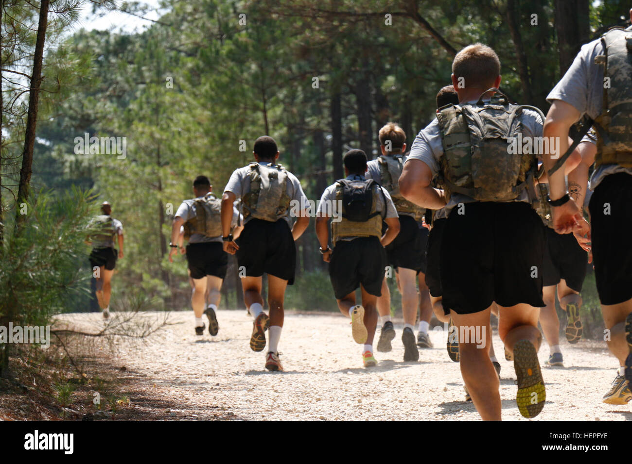 Une surveillance des candidats sélection participer à un trois-mille armures courir à trois chiffres de l'été, le 23 juin, à Fort Bragg, N.C. Par l'après-midi du deuxième jour, 17 autres candidats ont été toujours dans la course pour une chance d'être une partie de F (société de surveillance à longue portée), siège bataillon, XVIII Airborne Corps. (U.S. Photo de l'armée par la CPS. Paige Behringer, 10e Appuyez sur Camp de siège) Une surveillance Sélection 150623-A-HL390-426 Banque D'Images