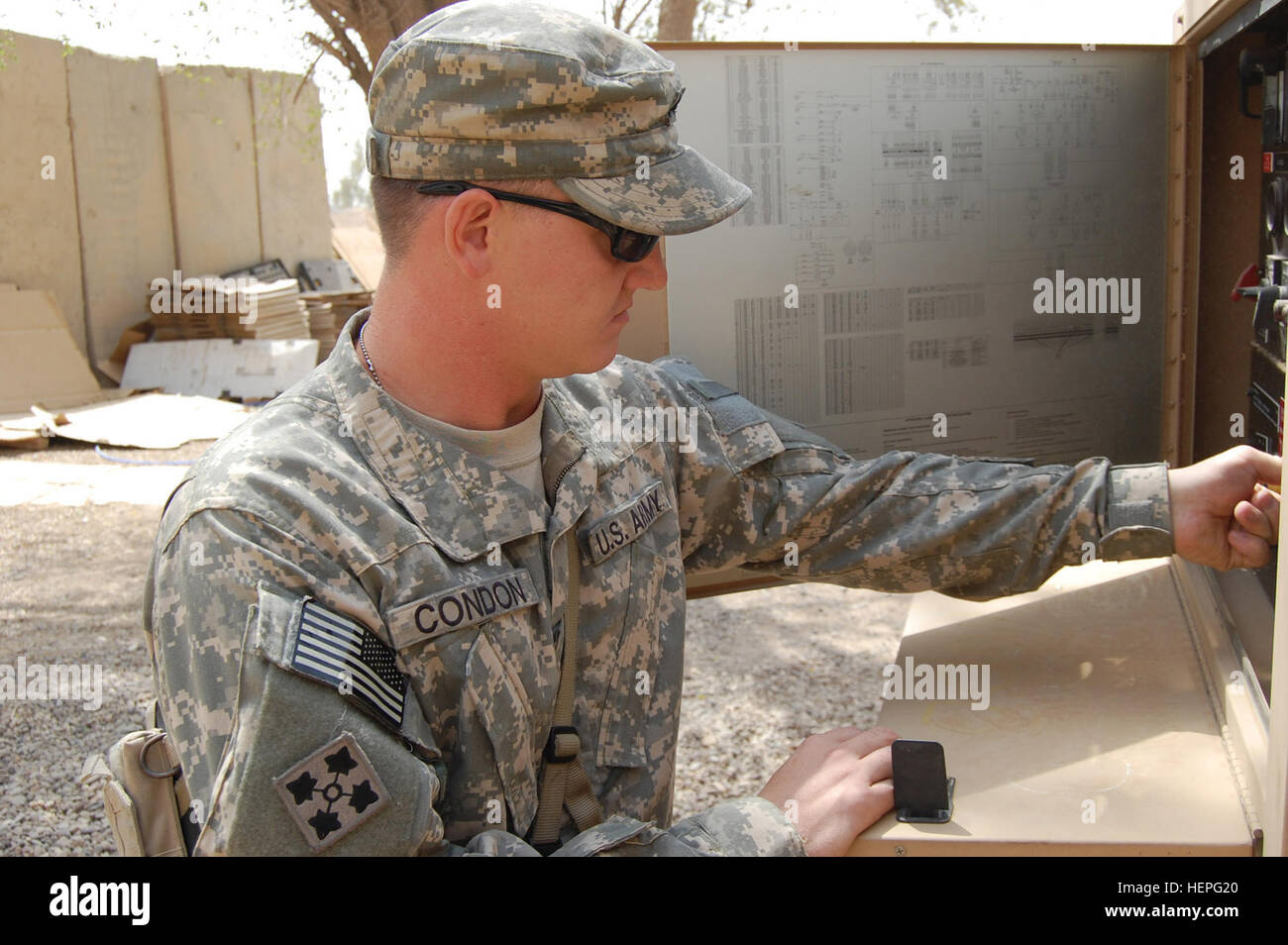 CAMP TAJI, Iraq - Le Cpl. Jack Condon, spécialiste des opérations de l'aviation et de l'Administration centrale l'Administration centrale, société, 4e Bataillon, 4e Régiment d'aviation de combat, l'Avn. Brigade, 4e Division d'infanterie, la Division multinationale de Bagdad - Catoosa, Oklahoma, s'occupe de l'entretien d'un générateur dans le cadre de sa routine quotidienne sur Camp Taji 22 août. Condon est le "rendez-vous à guy' dans le centre des opérations tactiques du bataillon. (U.S. Photo de l'armée par le Sgt. 1re classe Brent Hunt, CAB PAO, 4ème Inf. Div., DN-B) Pourquoi je sers, soldat de la cabine 'aller à guy' sur le deuxième tour de l'OIF 110193 Banque D'Images