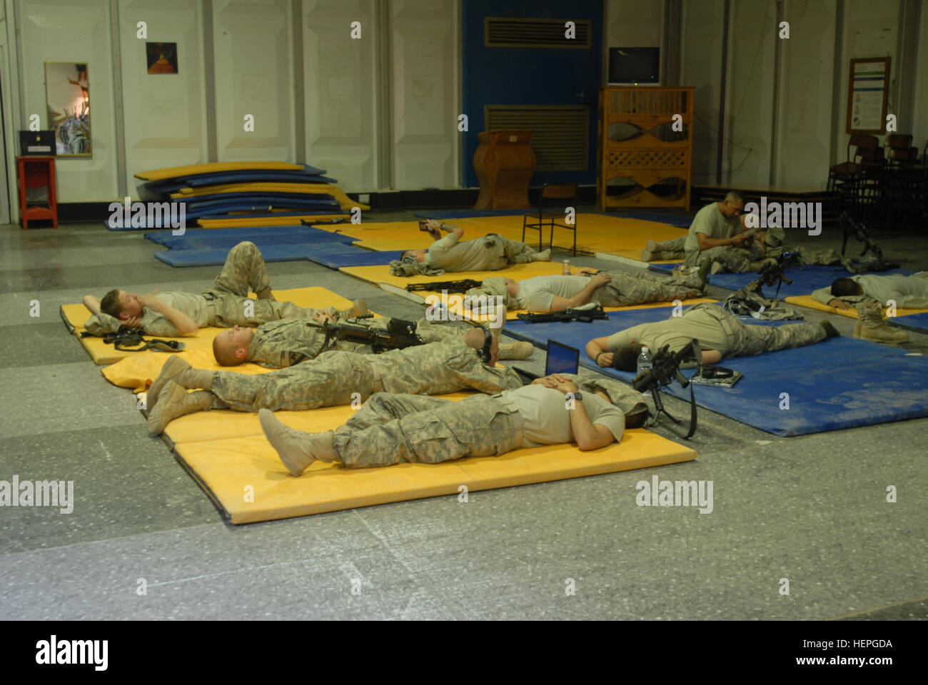 Les soldats du 1er Bataillon, 82e Régiment d'artillerie, 1e Brigade Combat Team, 1re Division de cavalerie, reste sur des nattes répartis sur le plancher de la salle à manger à l'exploitation d'écho de la station avant de se lancer dans l'un des derniers convois américains en provenance de l'Iraq, le 16 décembre 2011. Éteindre les lumières en Iraq, un regard 519057 Banque D'Images