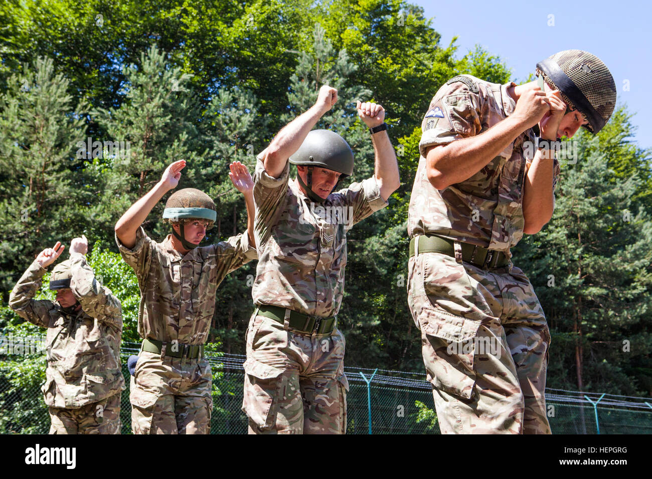 Les parachutistes britanniques d'atterrissage se pratique tombe pendant la semaine de Saut International (IJW), Base aérienne de Ramstein, en Allemagne, le 6 juillet 2015. Le 435ème Groupe d'intervention d'urgence accueille chaque année, pour construire IJW partenariats mondiaux, favoriser la camaraderie entre les parachutistes américains et internationaux, et d'échanger les tactiques, techniques et procédures relatives aux opérations aériennes militaires et ligne statique (Chute libre). (U.S. Photo de l'armée par le sergent. Justin P. Morelli / Relâché) 435ème semaine internationale du GRC Jump 150706-A-PP104-079 Banque D'Images