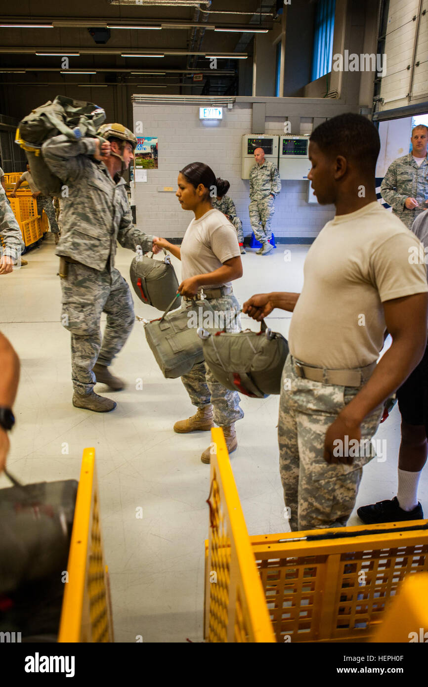 Dessiner des parachutistes de divers pays au cours de la Semaine internationale des parachutes de saut (IJW), Base aérienne de Ramstein, en Allemagne, le 8 juillet 2015. Le 435ème Groupe d'intervention d'urgence accueille chaque année, pour construire IJW partenariats mondiaux, favoriser la camaraderie entre les parachutistes américains et internationaux et d'échanger les tactiques, techniques et procédures relatives aux opérations aériennes militaires et ligne statique (Chute libre). (U.S. Photo de l'armée par le sergent. Justin P. Morelli/libérés) 435ème semaine internationale du GRC Jump 150708-A-PP104-008 Banque D'Images