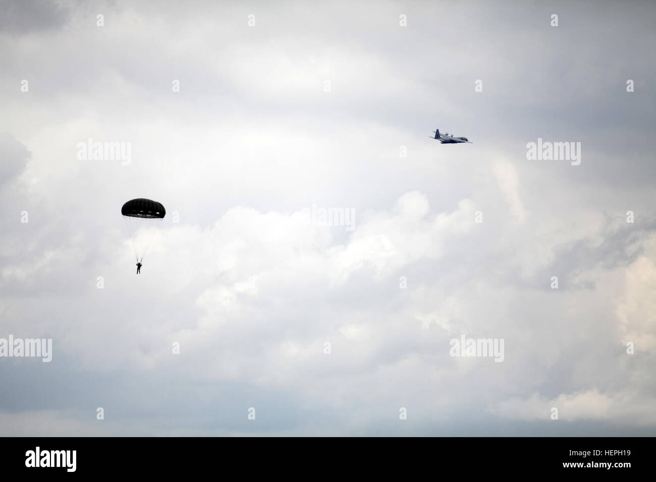 De divers pays parachutistes parachute pour le sol pendant les opérations aéroportées au Saut International Semaine (IJW), Base aérienne de Ramstein, en Allemagne, le 8 juillet 2015. Le 435ème Groupe d'intervention d'urgence accueille chaque année, pour construire IJW partenariats mondiaux, favoriser la camaraderie entre les parachutistes américains et internationaux, et d'échanger les tactiques, techniques et procédures relatives aux opérations aériennes militaires et ligne statique (chute libre). (U.S. Photo de l'armée par le sergent. Justin P. Morelli / Relâché) 435ème semaine internationale du GRC Jump 150708-A-PP104-250 Banque D'Images