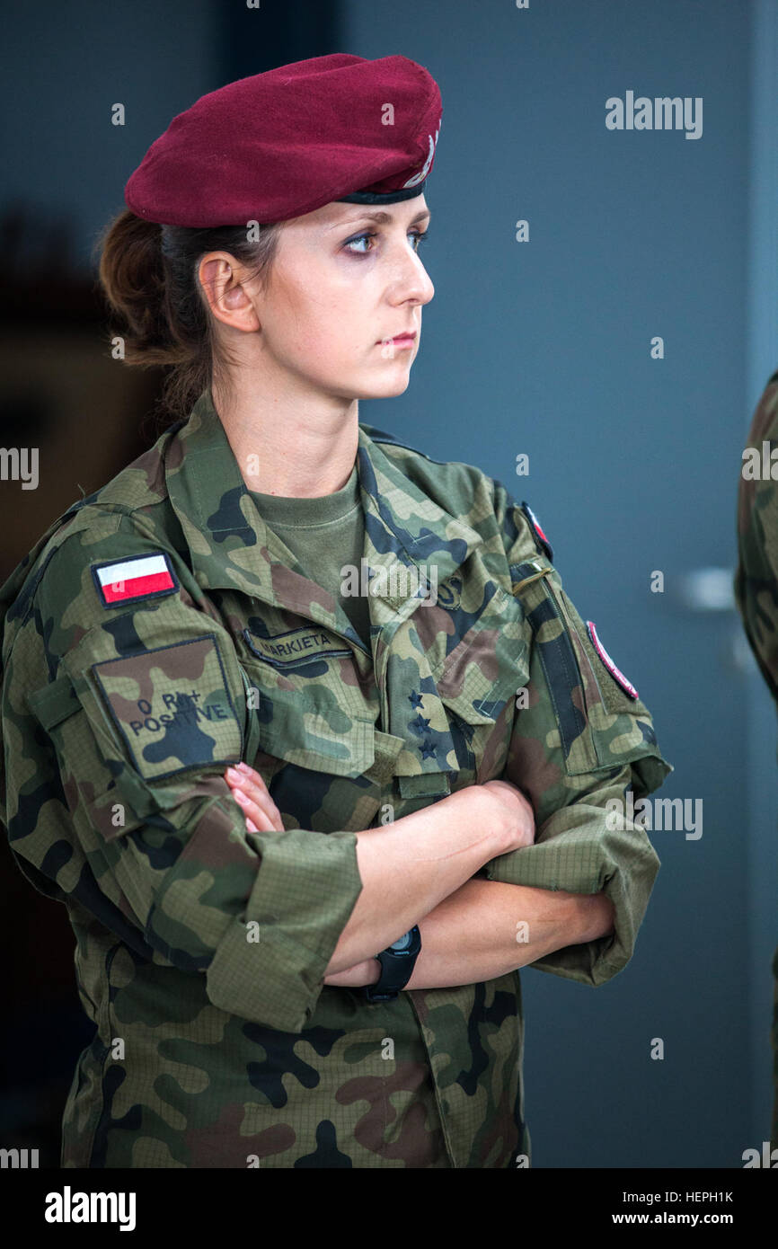 Un parachutiste polonaise observe au cours de la cérémonie de clôture de la semaine de saut (IJW), Base aérienne de Ramstein, en Allemagne, le 8 juillet 2015. Le 435ème Groupe d'intervention d'urgence accueille chaque année, pour construire IJW partenariats mondiaux, favoriser la camaraderie entre les parachutistes américains et internationaux et d'échanger les tactiques, techniques et procédures relatives aux opérations aériennes militaires et ligne statique (Chute libre). (U.S. Photo de l'armée par le sergent. Justin P. Morelli / Relâché) 435ème semaine internationale du GRC Jump 150708-A-PP104-353 Banque D'Images