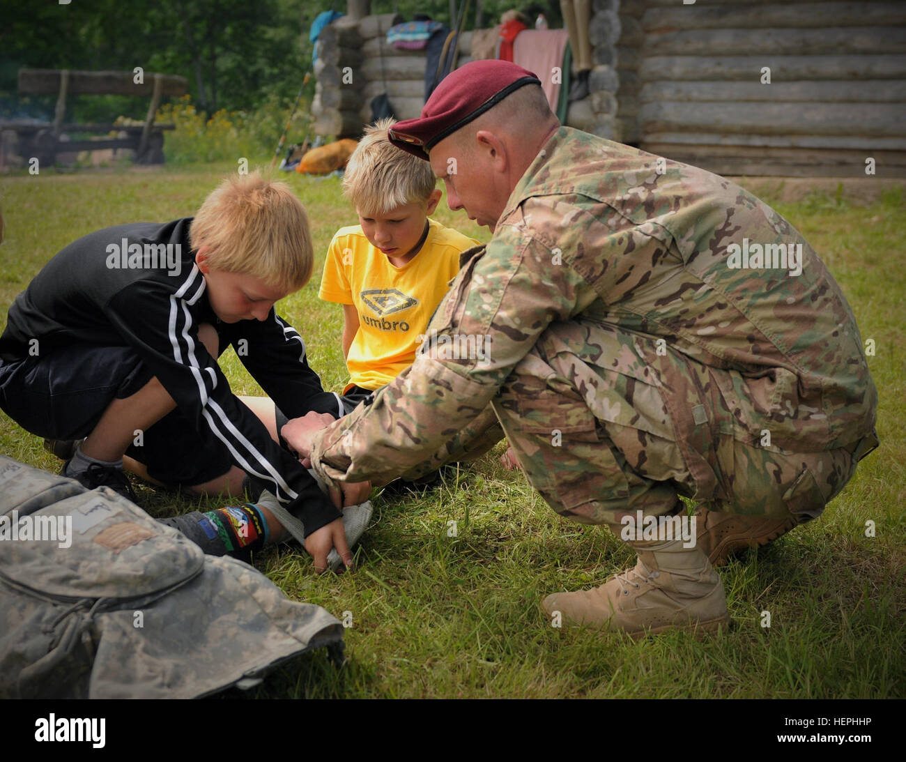 Premier lieutenant Andrew Evans, un San Antonio, les autochtones et les médecins assistant attaché à l'Administration centrale et de l'entreprise de l'Administration centrale, 1er Bataillon, 503e Régiment d'infanterie, 173e Brigade d'infanterie aéroporté, montre comment arrêter le saignement d'une blessure grave au cours d'une visite d'engagement communautaire à la survie dans la nature, Camp tenu à Ergli, la Lettonie, le 17 juillet. Le camp est géré et financé principalement par des Maris Olte, une personnalité de la télévision lettone et explorer, et l'expérience de la nature offre aux jeunes de partout dans le monde. Les soldats de l'Armée américaine à partir de la 173e Brigade aéroportée sont déployées à travers Easte Banque D'Images