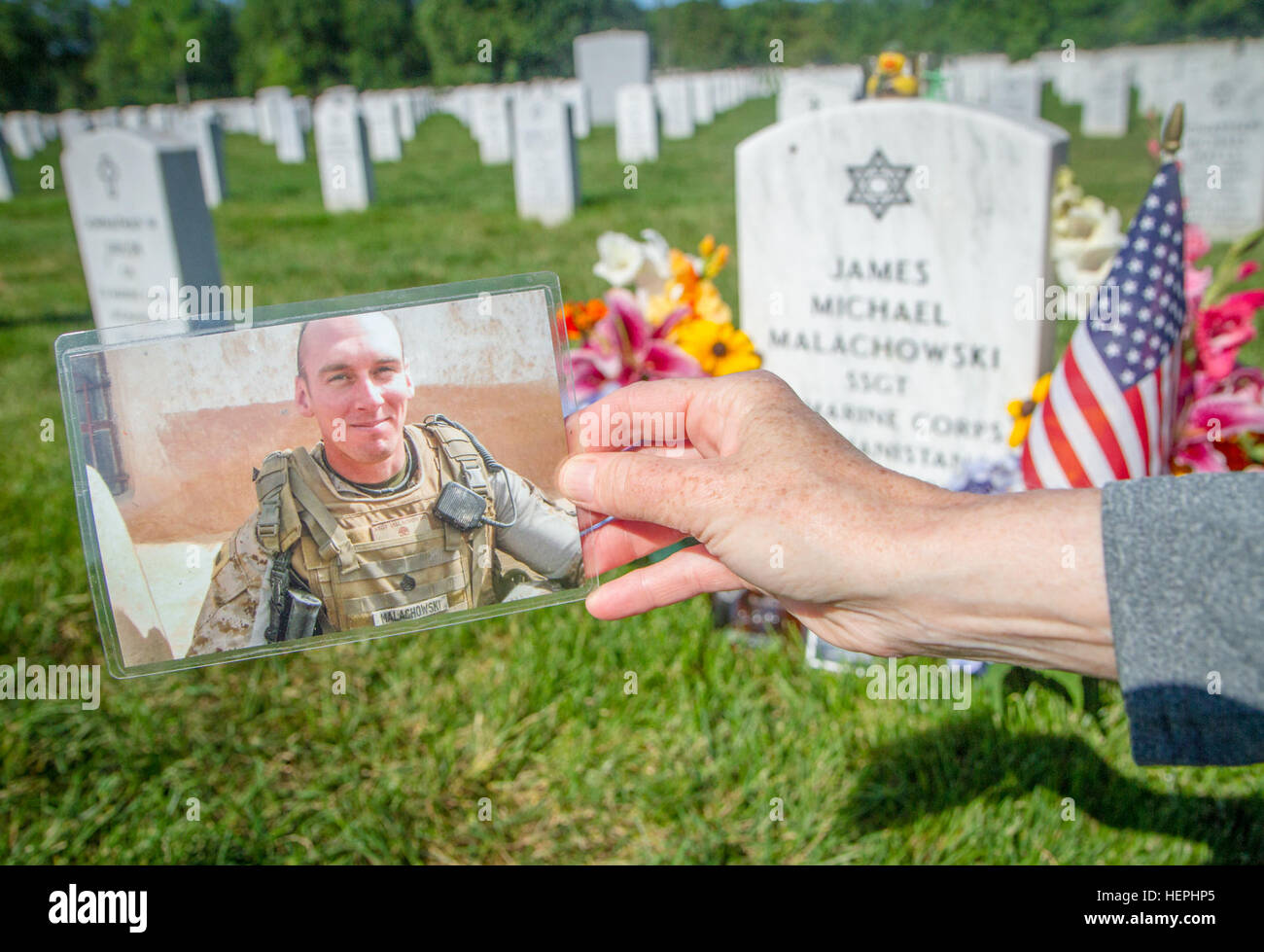 Alison Malachowski est titulaire d'une photographie de son fils, le sergent-major du Corps des Marines des États-Unis. James Malachowski, en face de sa tombe dans l'article 60 de Arlington National Cemetery, le 22 juillet 2015. Le s.. Malachowski est avec le 2e bataillon du 8ème Marines lorsqu'il a marché sur un engin explosif improvisé au cours de son quatrième déploiement de combat le 20 mars 2011, alors que son unité a été élever le drapeau national de l'Afghanistan sur une petite base de patrouille installations près de Marjah Dakota Province. 'Il est mort une mort terrible, douloureux," a déclaré Alison. "Mais il n'a pas crier ou pleurer et je sais pourquoi - c'était pour ne pas ven Banque D'Images