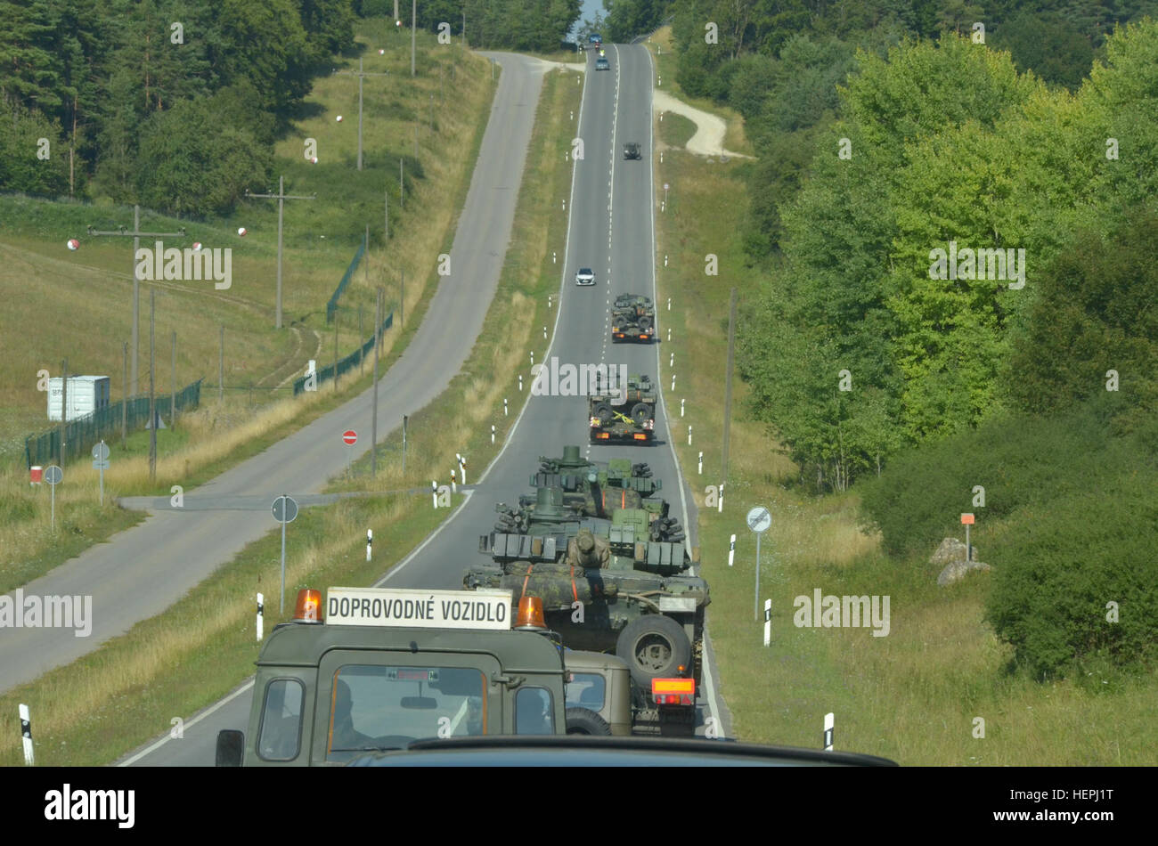 Soldats tchèques du 73 e Bataillon, 7e Brigade mécanisée du convoi dans les camions transportant leurs chars de combat T-72 sur la zone d'entraînement Hohenfels tout en menant des opérations de tête pendant l'exercice Allied Spirit II au Centre de préparation interarmées multinationale, l'Allemagne, 3 août 2015. Allied Spirit II est une action décisive de l'environnement de formation qui implique l'exercice de plus de 3 500 soldats américains, alliés et les pays partenaires, l'accent sur la création de partenariats et d'interopérabilité entre tous les pays participants, et soulignant le commandement de mission, de l'intelligence Banque D'Images