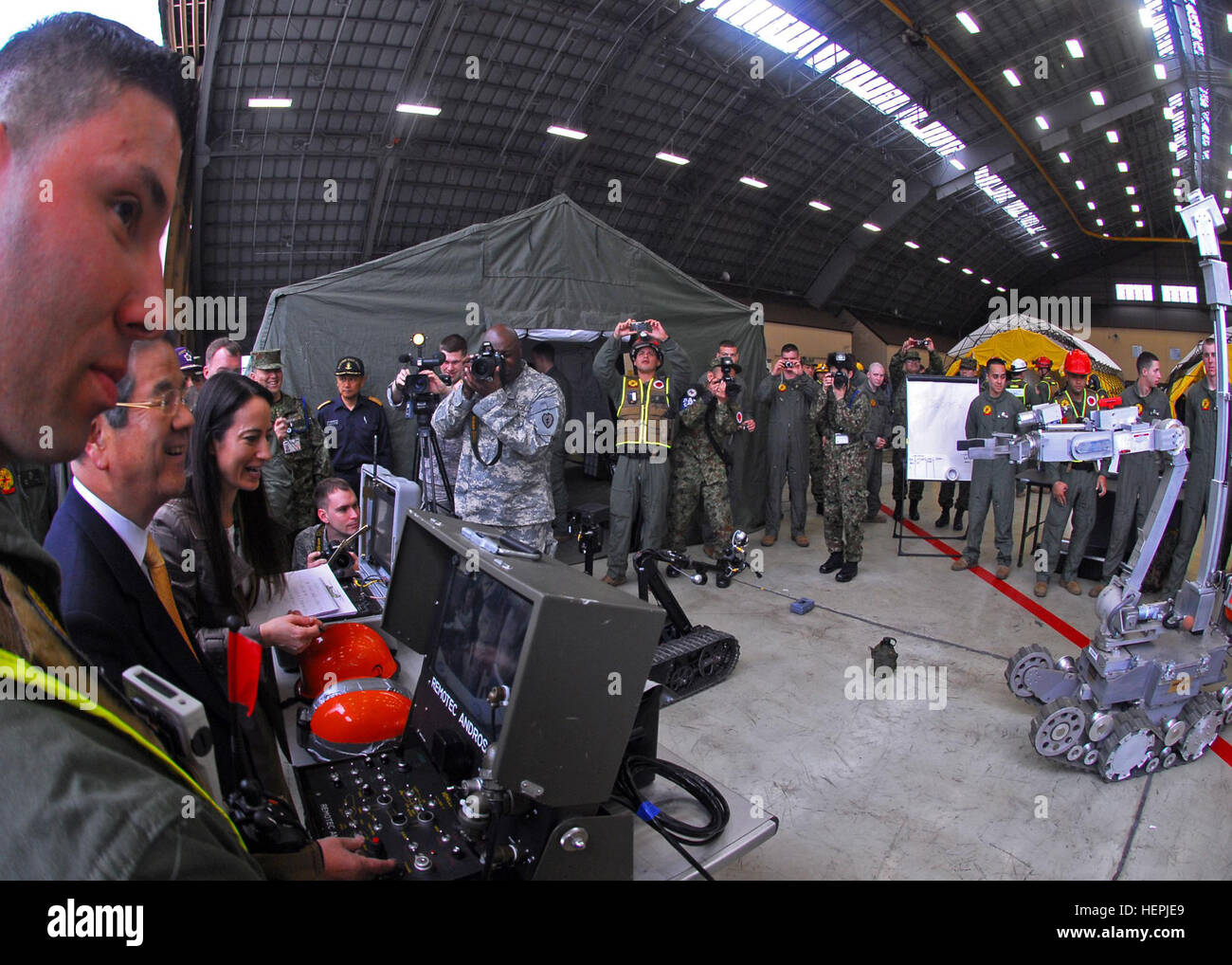 Le ministre de la Défense japonais Toshimi Kitazawa pilotes de la Marine Corps chimique, biologique, la réponse à l'incident de travail des robots à Yokota Air Base, Japon, le 23 avril. Kitazawa et de la Force aérienne Le Lieutenant général Burton M. Field, commandant de la Force d'appui et les forces des États-Unis, Japon, étaient sur place pour regarder les Marines avec l'CBIRF et les Japonais Ground Forces d'Autodéfense démontrer leur capacité collective de travailler ensemble dans un produit chimique, biologique ou nucléaire. Les Marines, JSDF showcase compétences pour le ministre de la Défense 110423-A-VU741-575 Banque D'Images