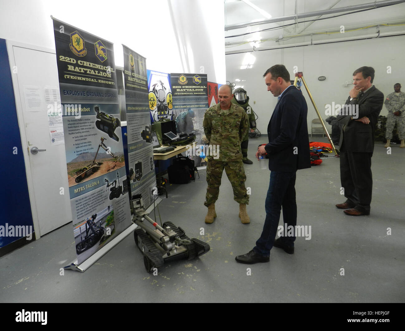 Sous-secrétaire par intérim Eric Fanning (centre) vues des explosifs et munitions (NEM) robot lors d'une visite au 22e Bataillon (chimiques) Siège d'Escorte Technique sur Aberdeen Proving Ground, Md., 18 août. Sous-secrétaire de l'armée par intérim 20 unités 150818 visites CBRNE-A-AB123-001 Banque D'Images