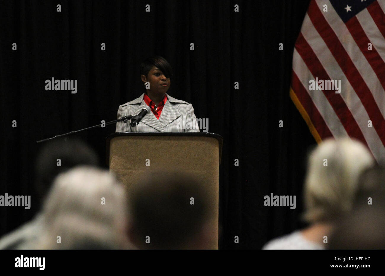 Le sergent-chef. Monyette L. Alexander, avec 132e Bataillon de soutien au maintien en puissance de combat, 1ère division blindée, récite "Ain't I A Woman ?' par Sojourner Truth à l'occasion du centenaire Club le Fort Bliss, Texas, le 19 août. L'égalité des femmes se tient à jour de célébration-américain le droit de vote des femmes aux États-Unis d'Amérique, après le 19e amendement a été adopté en 1920. (U.S. Photo de l'armée par la CPS. Julia Redding) Respect de l'égalité des femmes 150819-A-CR907-003 Banque D'Images