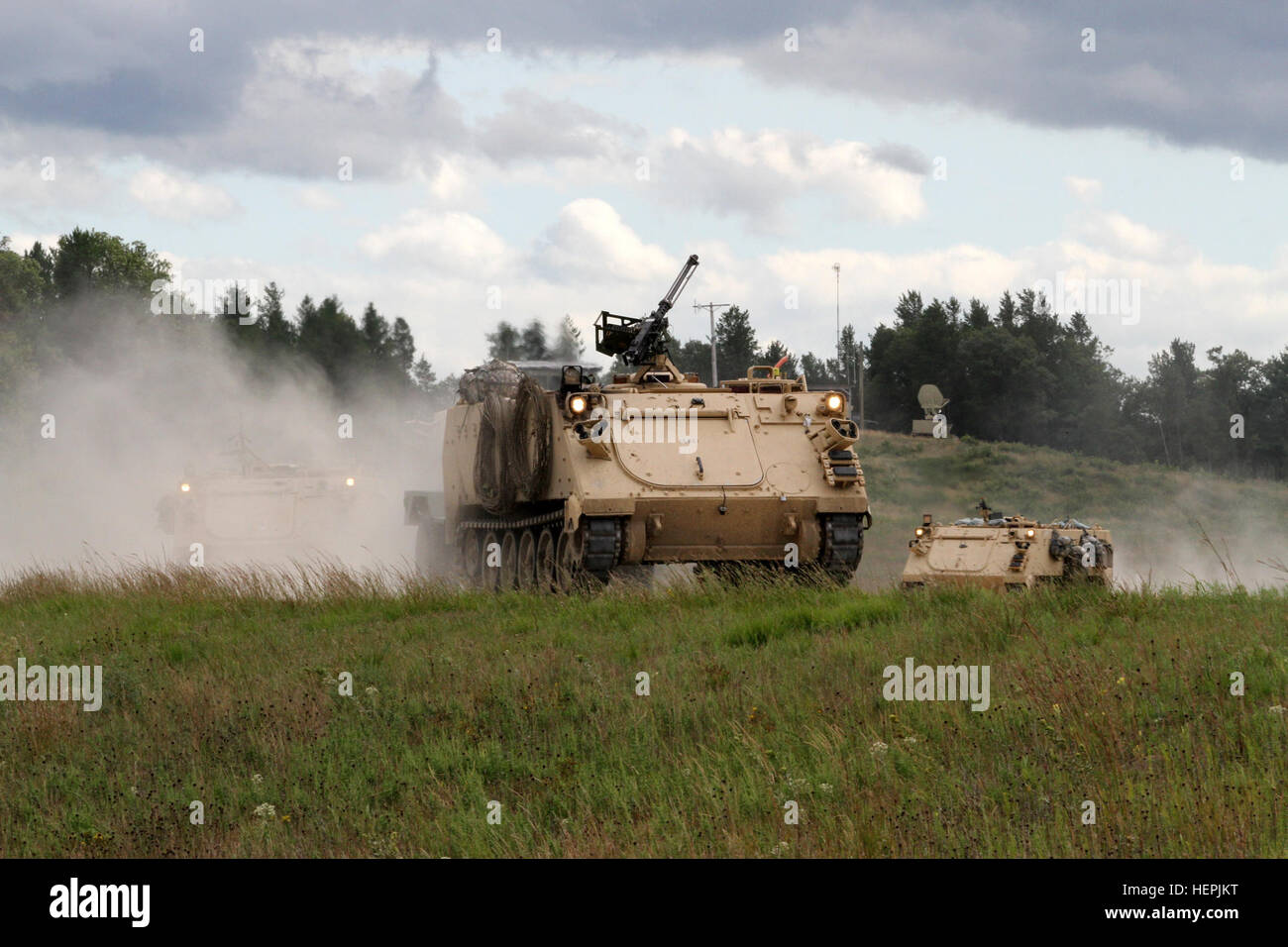 Réserve de l'armée américaine blindés M113 à partir de la 316e compagnie du génie, 926e Brigade, ingénieur Ingénieur 844, 412e bataillon du génie, commande du théâtre a participé à une infraction pendant l'exercice de formation de soutien au combat 86-15-03 à Fort McCoy, Wisconsin (Etats-Unis), 23 août 2015. Le 84e commandement de l'instruction, troisième et dernier CSTX de l'année organisée par la 86e Division de formation à Fort McCoy est un composant et joint endeavour alignés avec d'autres exercices de réserve y compris Diamond Sabre, Dragon Rouge, guerrier, Trans et exportables combattre capacités de formation. (U.S. Photo de l'armée Banque D'Images