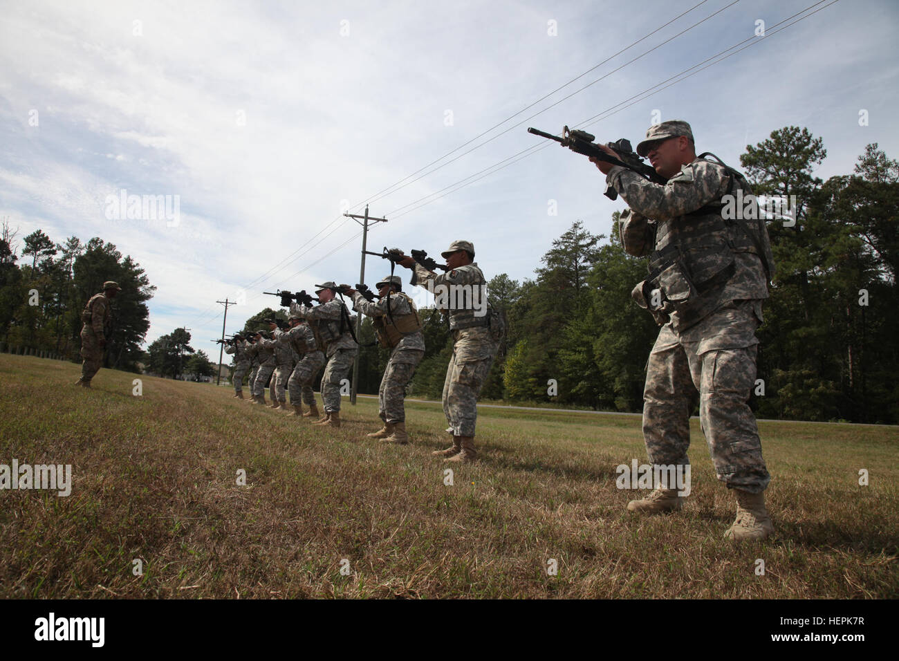 Des soldats américains affectés à la 55e Compagnie de transmissions Signal Company (Combat Camera), conduite de tir à courte portée pendant la formation le champ de la société de l'entraînement à Fort A.P. Hill, en Virginie le 24 septembre 2015. FTXs ont lieu deux fois par année afin de maintenir les compétences tactiques, ainsi que d'élaborer et de préparer les soldats pour les opérations de combat. (Photo de la CPS. Dorsey - Haikou/libérés) 55e Compagnie de transmissions (Champ) de la Caméra de combat d'entraînement 150924-A-OU626-098 Banque D'Images