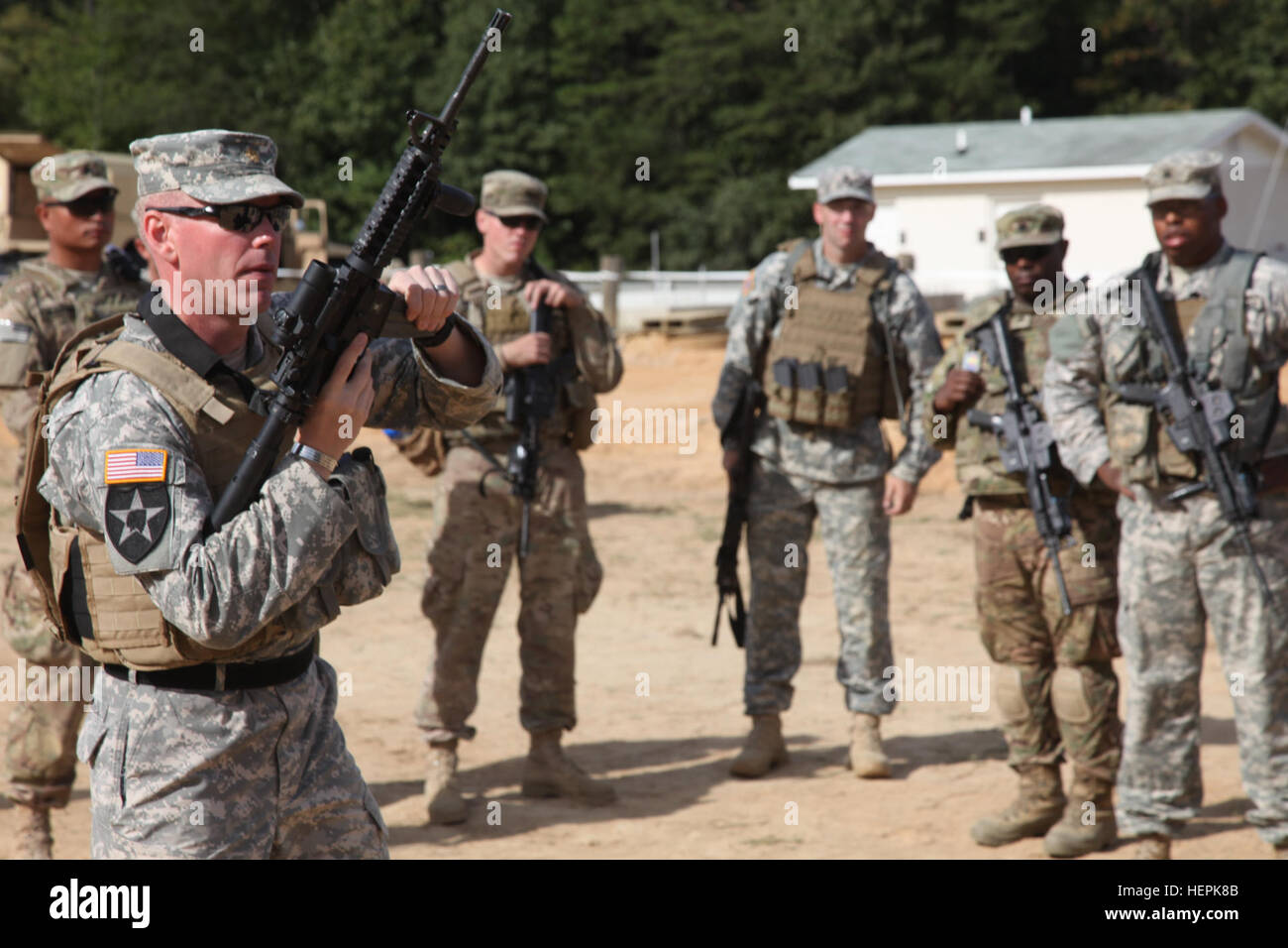 Le Major de l'armée américaine Stewart Brown, commandant de la 55e Compagnie de la Caméra de combat (Signal), démontre un changement magazine aux cadres dirigeants dans l'entreprise avant qu'ils l'étape sur la plage d'adresse au tir à courte portée (MRS) lors d'un exercice d'entraînement à Fort AP Hill, en Virginie, le 24 septembre, 2015. SRM est conçu pour entraîner les soldats à tirer sur des cibles efficacement aussi près que 5 mètres. (U.S. Photo de l'armée par la FPC. Page Elliott/relâché). 55e Compagnie de transmissions FTX automne 150924-A-YI096-366 Banque D'Images