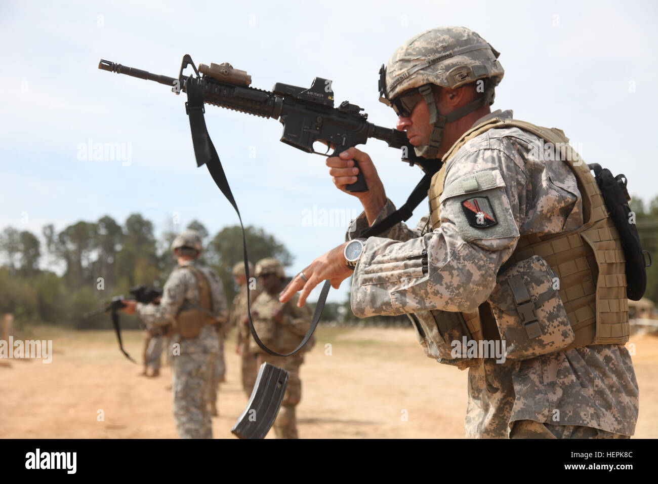 1ère Armée américaine, le lieutenant Michael Correnti, affecté à la 55e Compagnie de la Caméra de combat (Signal), effectue un changement de vitesse de combat magazine sur l'adresse au tir à courte portée (MRS) sur le terrain lors d'un exercice de formation AP Hill, en Virginie, le 24 septembre, 2015. SRM est conçu pour former des soldats pour tirer efficacement sur des cibles aussi près que 5 mètres. (U.S. Photo de l'armée par la FPC. Page Elliott/relâché). 55e Compagnie de transmissions FTX automne 150924-A-YI096-497 Banque D'Images