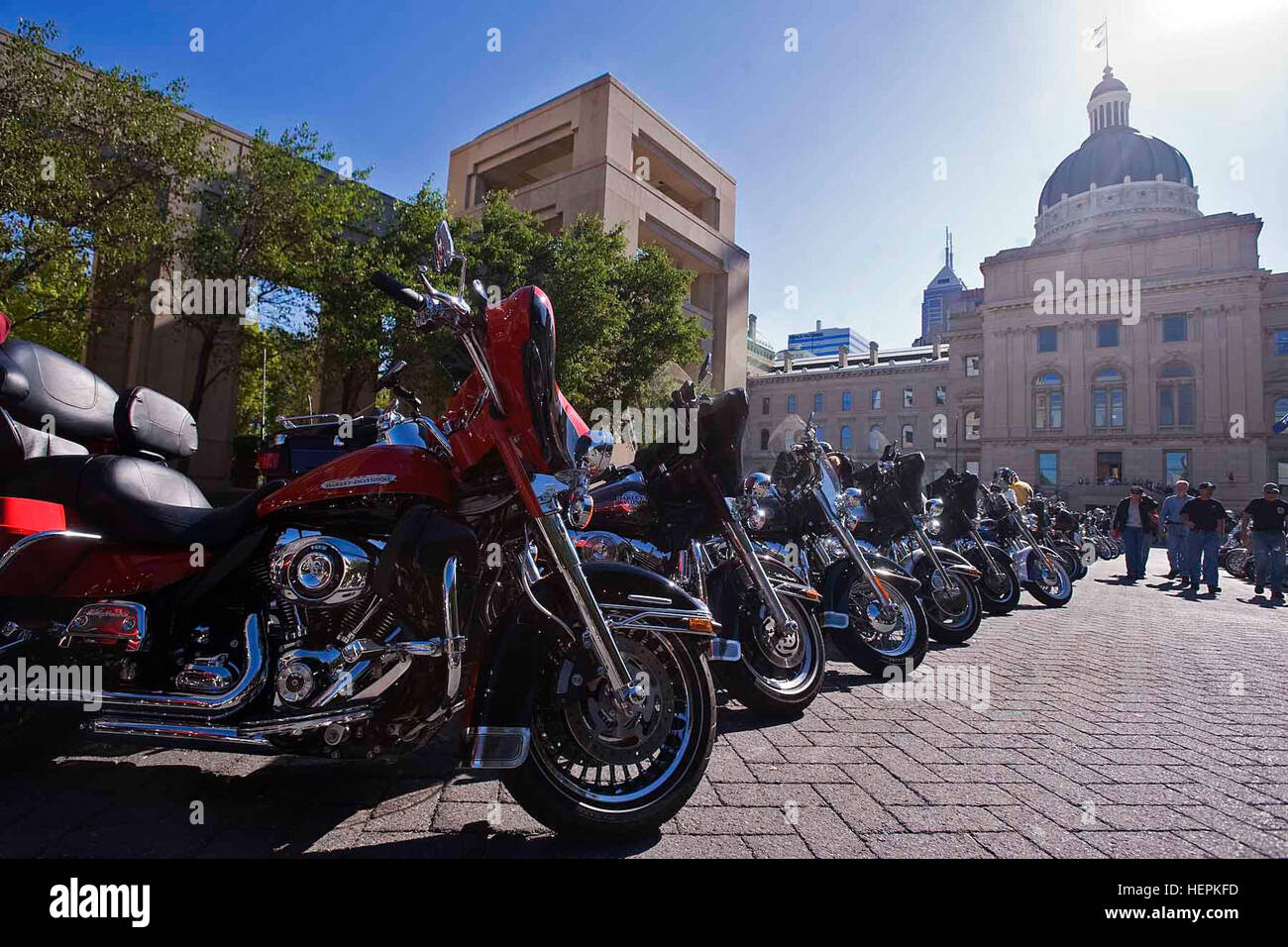 Un convoi de plusieurs centaines de motos de route de l'Indiana State Capitol de French Lick, Ind., dirigé par fervent de moto Gov. Mitch Daniels pour aider à recueillir des fonds pour le Fonds de secours de la Garde nationale de l'Indiana, vendredi 12 août, 2011. Gov. Daniels, commandant de la garde d'Indy salue les motocyclistes au Capitol 442176 Banque D'Images