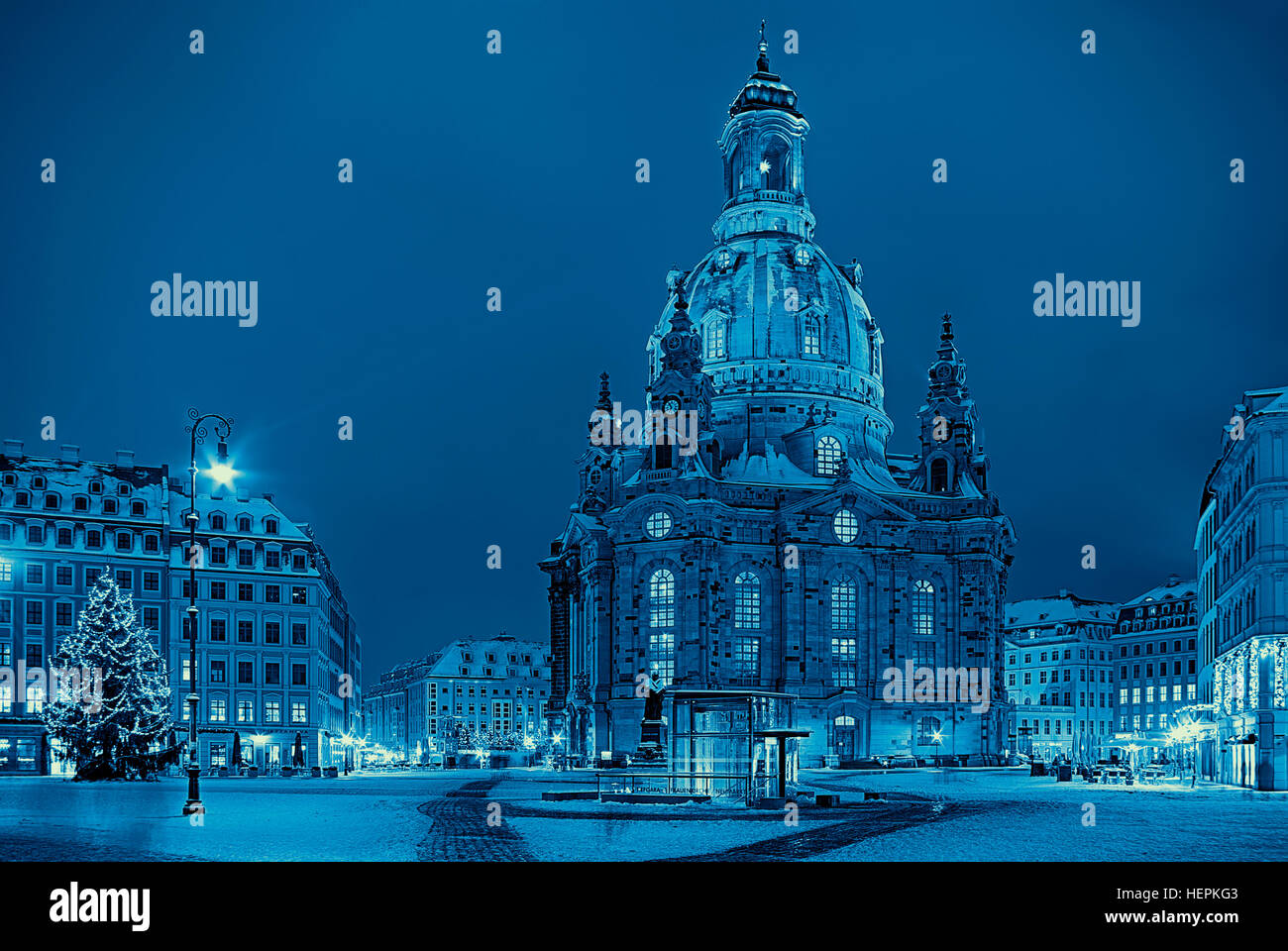 L'église Frauenkirche dans la ville de Dresde, Saxe, Allemagne à l'époque de Noël en bleu tonifiant. Die Dresdner Frauenkirche zur Weihnachtszeit dans blau Banque D'Images