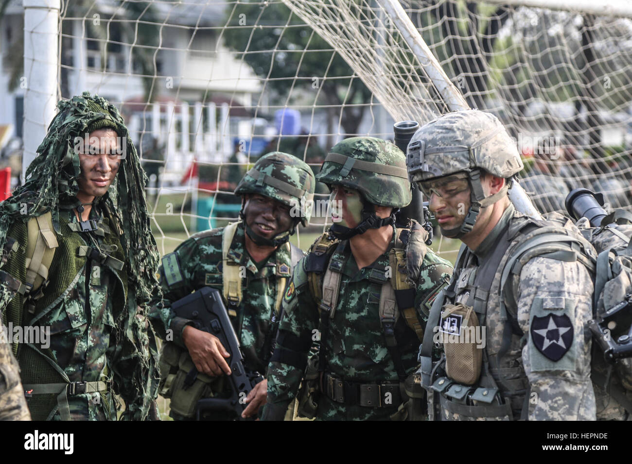 Les soldats de l'Armée royale thaïlandaise, affecté au 31 e Régiment du génie, 1e Bataillon, 3e Compagnie de rapides, et les soldats américains, affecté à la Compagnie Alpha, 2e Bataillon, 3e Régiment d'infanterie, brigade Stryker 1-2 se prépare à mener un exercice d'assaut aérien au cours de l'or 16 Cobra à Lop Buri, Thaïlande, le 13 février 2016. Gold Cobra est un exercice qui démontrent l'engagement du Royaume de Thaïlande et l'alliance des États-Unis vers la prospérité et la sécurité dans l'Indo-Asia pacifique. Les soldats américains sont actuellement déployés à partir d'une base commune Lewis Mchord, Washington, pour la première étape du parcours du Pacifique, le 16-1 U. Banque D'Images