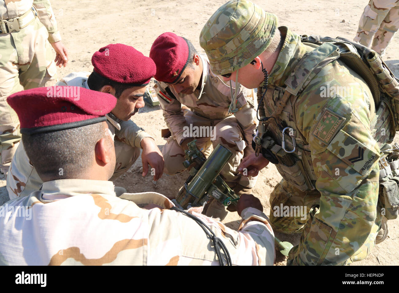 Un soldat australien avec Task Group fournit des instructions de Taji de soldats irakiens affectés à Ninive, bataillon de sécurité, commande des opérations sur le réglage de la mire un tube de mortier de 60 mm lors d'un test de diagnostic d'armes au camp Taji, l'Iraq, le 14 février 2016. Le test de diagnostic est tenue de vérifier les connaissances des soldats irakiens sur une variété de systèmes d'armes. Cette formation fait partie de la Force opérationnelle interarmées combinée globale - Fonctionnement résoudre inhérent à la mission de renforcer les capacités des partenaires pour accroître la capacité militaire des Forces de sécurité iraquiennes la lutte contre l'Etat islamique d'Irak et du Levant. Banque D'Images