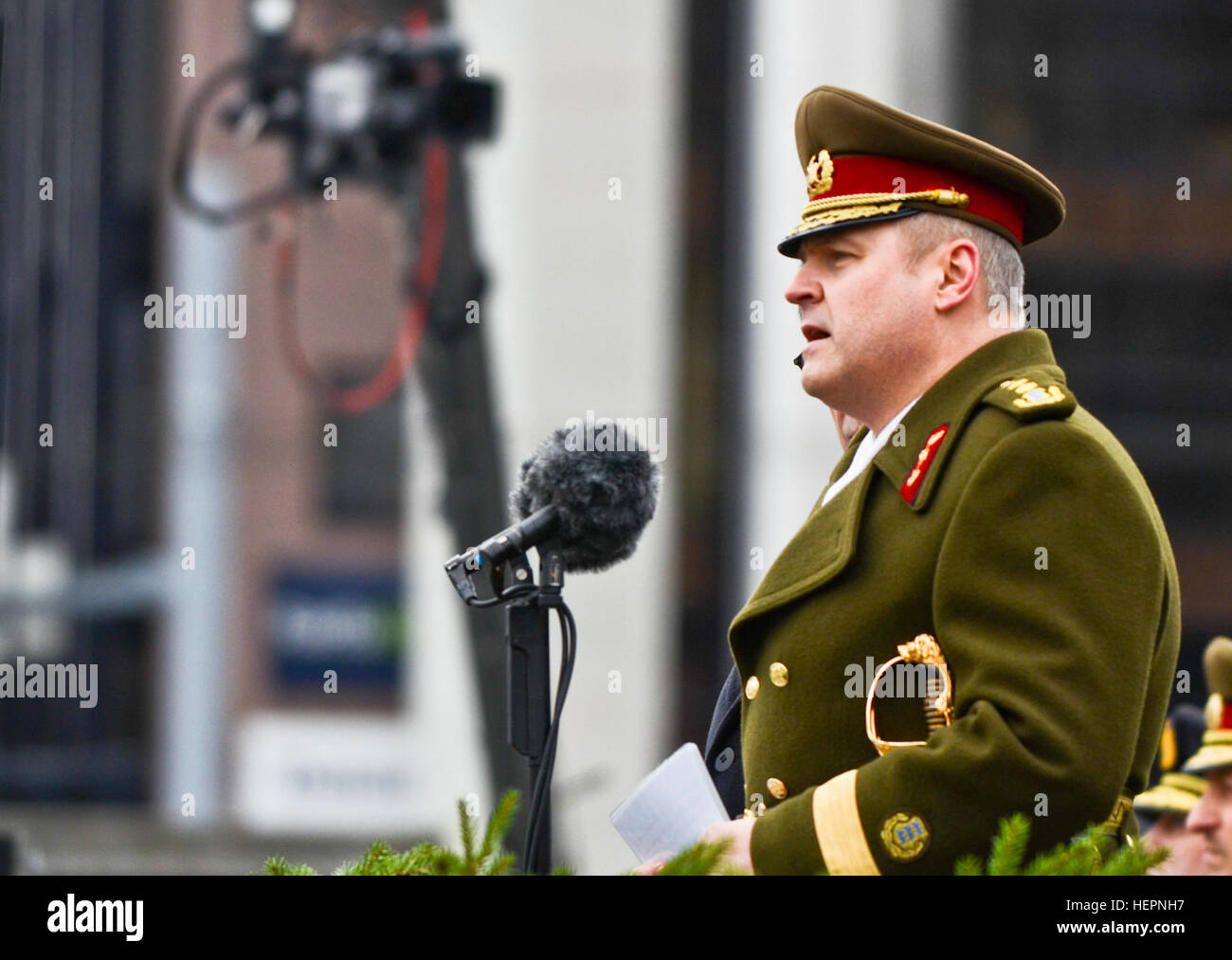 Le lieutenant général estonien Riho Terras, le commandant des Forces de défense, se félicite de distingués invités, allié de l'OTAN, les soldats et les civils à la célébration du Jour de l'indépendance de l'Estonie au cours de son discours, qui a été donné à la place de la liberté à Tallinn, Estonie, 24 février 2016. (Photo prise par le s. de l'armée américaine. Steven M. Colvin/libérés) Troupe de fer participe à l'indépendance estonienne Day Parade 160224-A-HO673-606 Banque D'Images