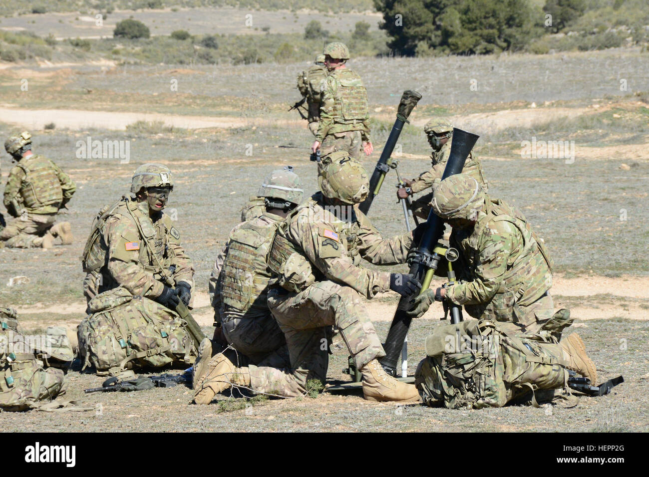 Le peloton de mortiers d'entreprise hostile, 1er Bataillon, 503e Régiment d'infanterie, 173e Brigade aéroportée établit un point de tir et mène une vie d'exercice d'incendie dans le cadre de l'opération militaire 16 Ciel en Chinchilla Domaine de formation, l'Espagne, Mar 4, 2016. L'objectif de formation d'exercice Soldat Sky 16 est d'améliorer la brigade, 1er bataillon du 503e Régiment d'infanterie pour la préparation d'opérations multinationales et des capacités à mener des missions futures avec l'OTAN et de pays partenaires. La 173e Brigade aéroportée de l'armée américaine est la force de réaction d'urgence en Europe, fournissant des rapidl Banque D'Images