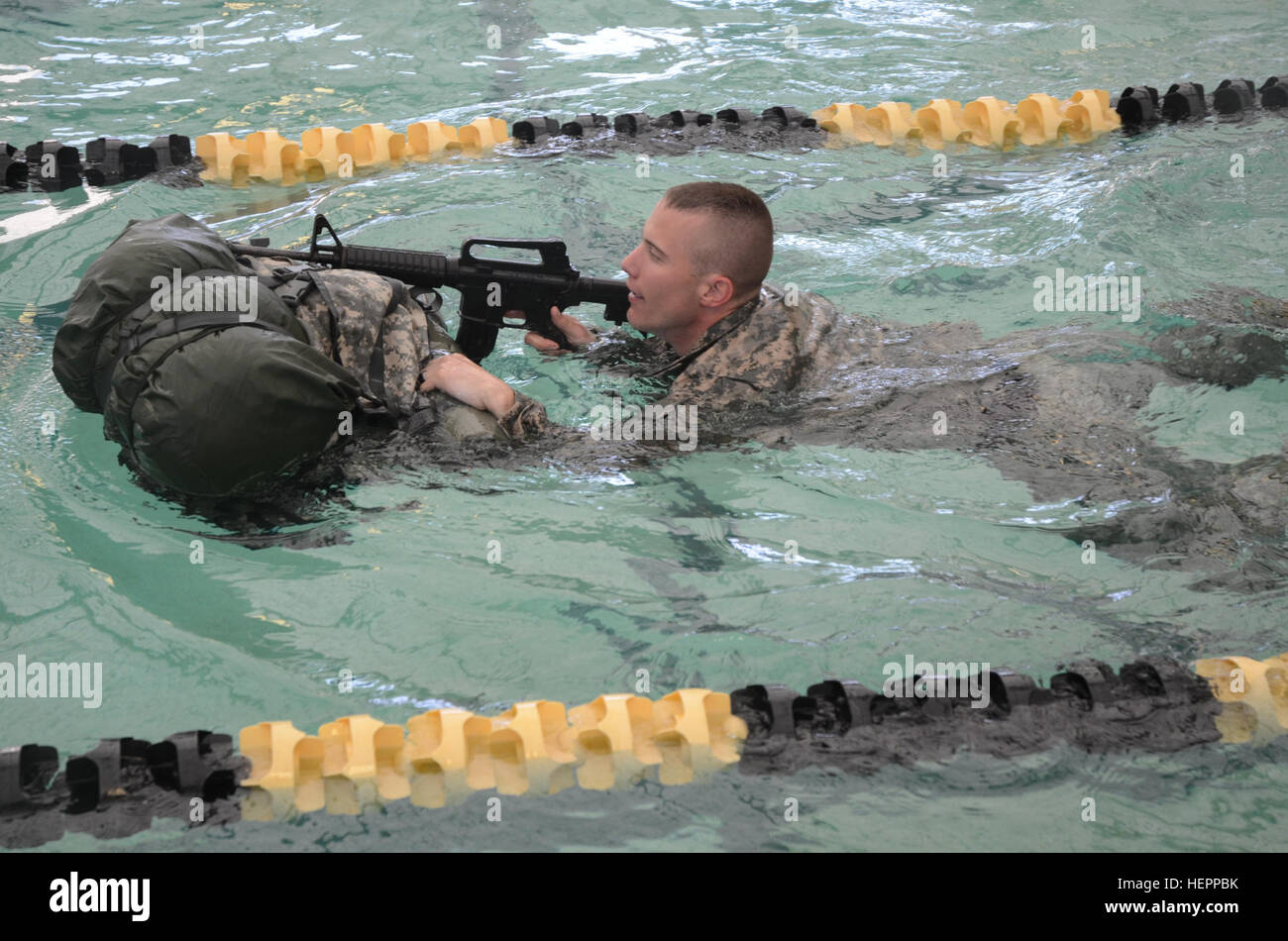 - FORT Bragg, N.C. - 1er Lt Richard Mills du 3e bataillon du 321e Régiment d'artillerie, nage de nouveau au point de départ avec son sac à dos pendant l'entraînement de survie de l'eau combat le 16 mars de l'événement. Les lieutenants étaient tenus de se baigner avec leur arme à un côté de la piscine à Tucker de sport et puis revenir avec leur sac à dos avant de marcher sur l'eau. (Photo par le Sgt. Benjamin Parsons, 18e Brigade d'artillerie de campagne/libérés) 18e Field Artillery Lieutenants de leadership à l'épreuve de la concurrence 160316-A-PH171-578 Banque D'Images