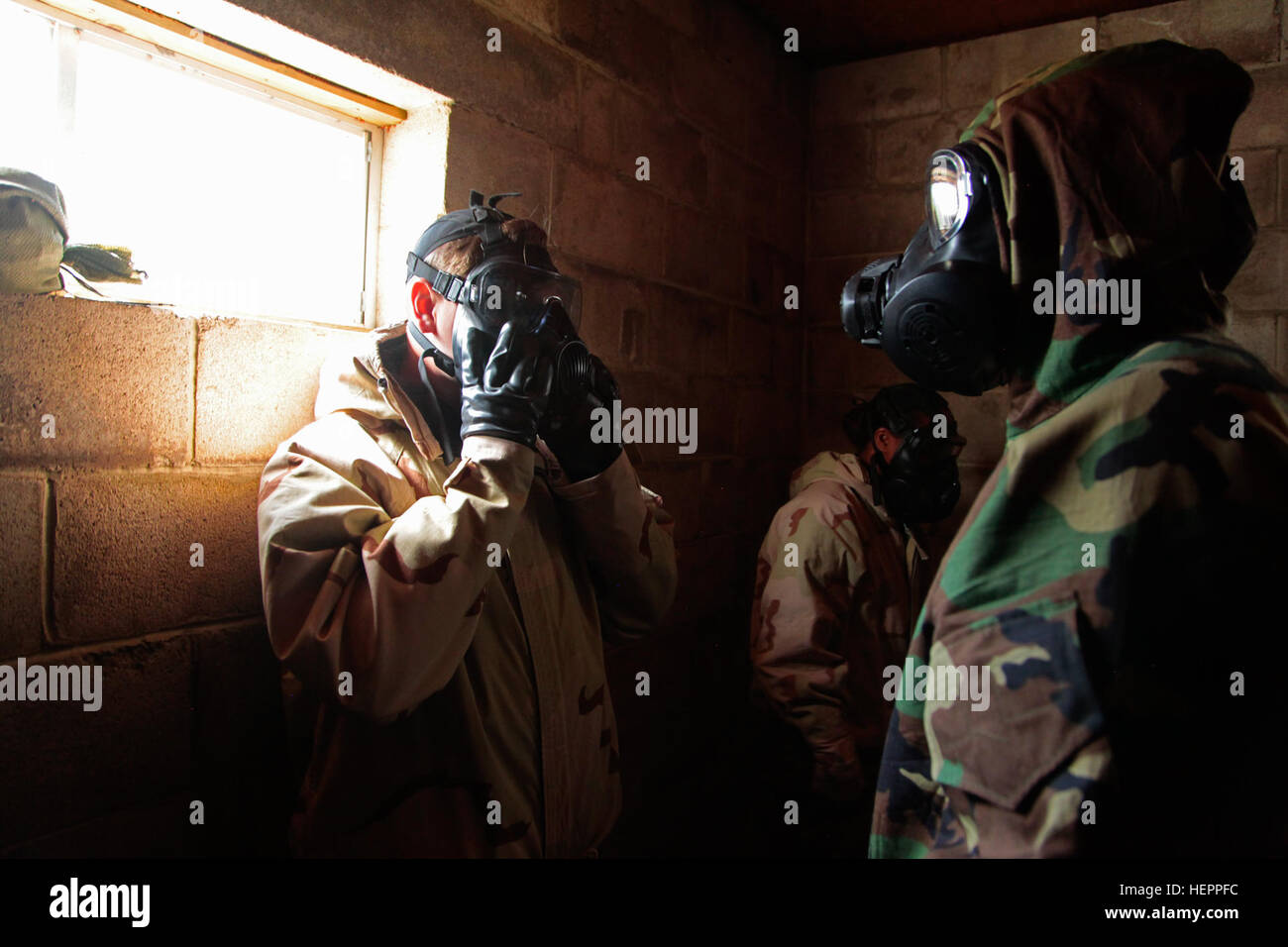 Les soldats de l'Armée US à partir de la 3e Bataillon de soutien de l'information militaire (Airborne) (MISB(A)) participer à leur assemblée annuelle, nucléaire, biologique et chimique (NBC) formation et masque à gaz CS clearing exercices pendant un exercice de formation sur le terrain (FTX), Camp Butner NC, le 20 mars 2016. La formation conjointe a permis aux soldats de la 3ème FTX MISB(A) et 9e MISB(A), ainsi que des Marines de Quantico, d'apprendre ensemble à aider à diffuser de l'information sauver la vie lors d'un scénario catastrophe naturelle. (Photo : cpl Kevin Sterling Payne/ 3e) Parution MISB(A) d'intervention en cas de catastrophes naturelles FTX, mars 2016 160322-A-DT978 Banque D'Images